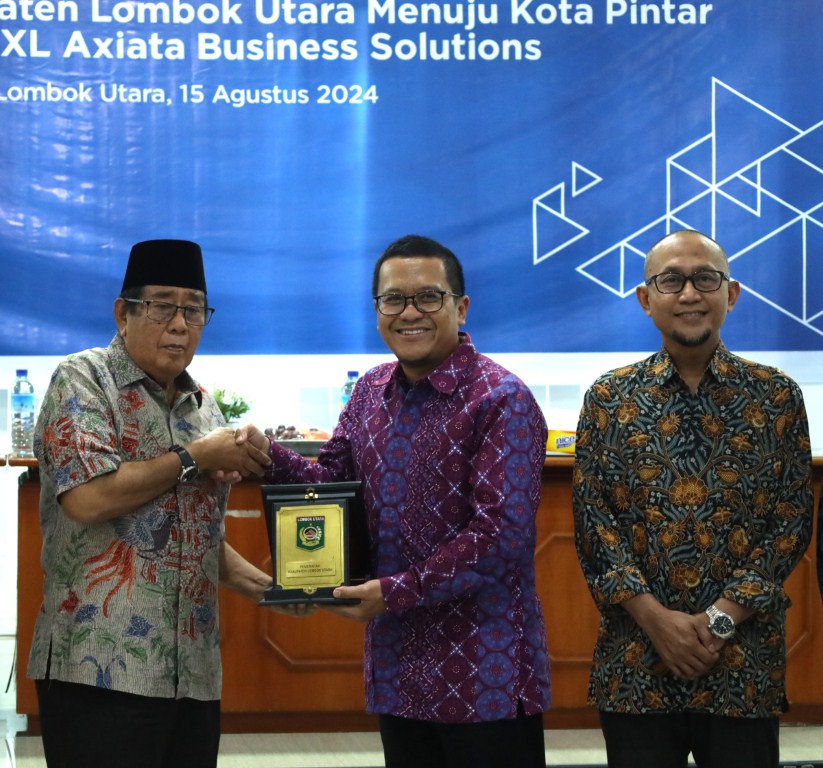 CINDERAMATA -- Bupati Lombok Utara, H Djohan Sjamsu (kiri) menyerahkan cinderamata kepada Chief Enterprise Business Officer XL Axiata, Feby Sallyanto dan Head Regional Enterprise & Channel Management XL Axiata, Varid Airlangga pada saat penandatanganan MoU penerapan beragam solusi  atau ICT yang terintegrasi di Kantor Bupati Lombok Utara, Nusa Tenggara Barat. 