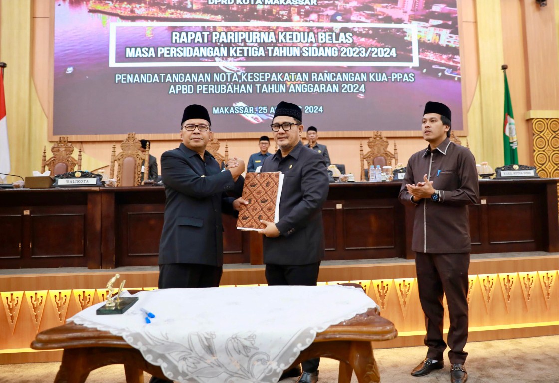 ist KESEPAKATAN--Wali Kota Makassar Moh Ramdhan Pomanto bersama Wakil Ketua DPRD Kota Makassar Adi Rasyid Ali menyepakati KUA-PPAS APBD-Perubahan 2024 dalam rapat paripurna masa persidangan ketiga tahun sidang 2023/2024, Minggu (25/8) malam.
