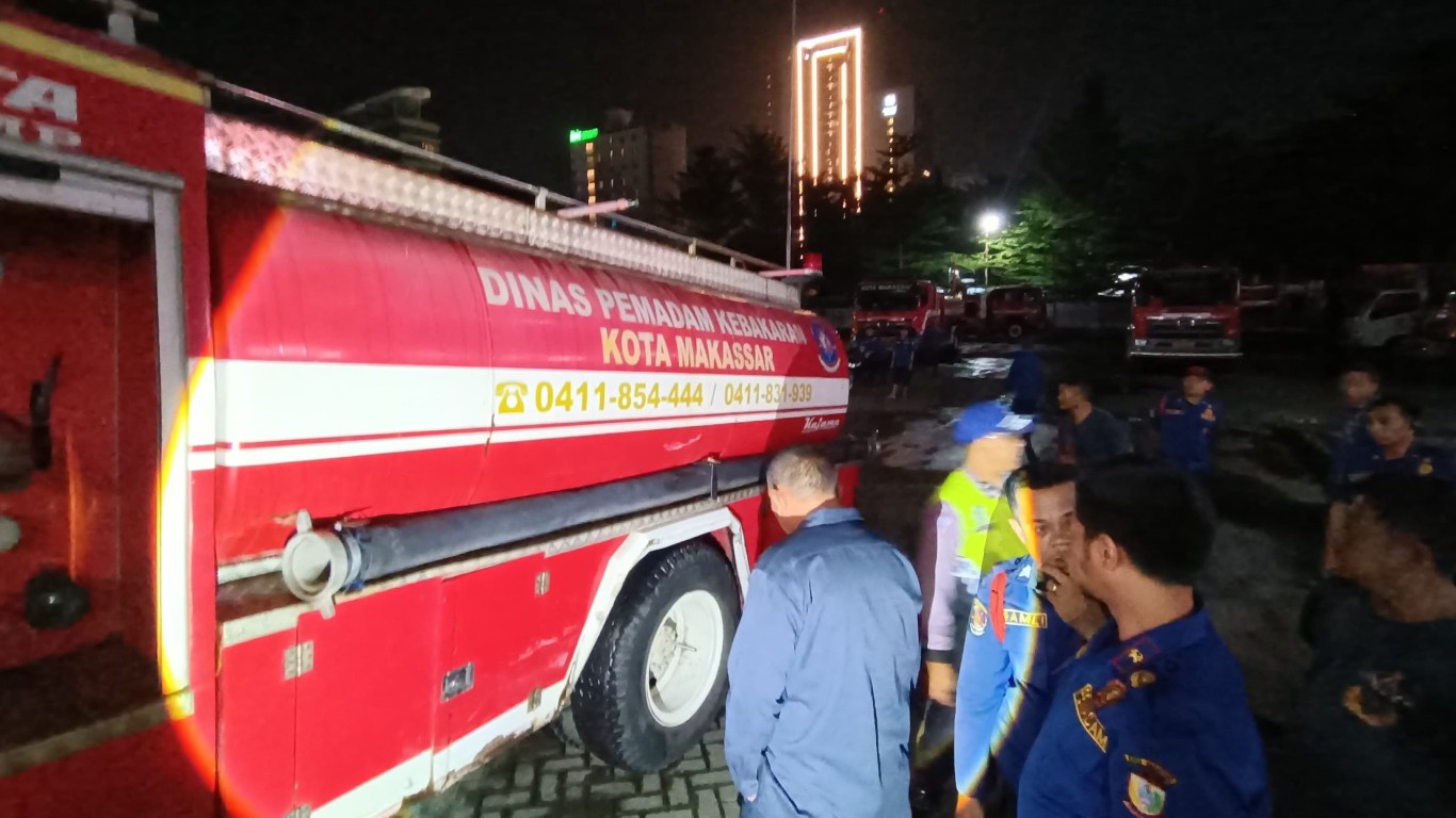 ist DAMKAR--Mobil Damkarmat Kota Makassar mengalami lakalantas dengan pengendara motor yang berboncengan saat menuju lokasi kebakaran atau TKP, Sabtu malam (10/8). 