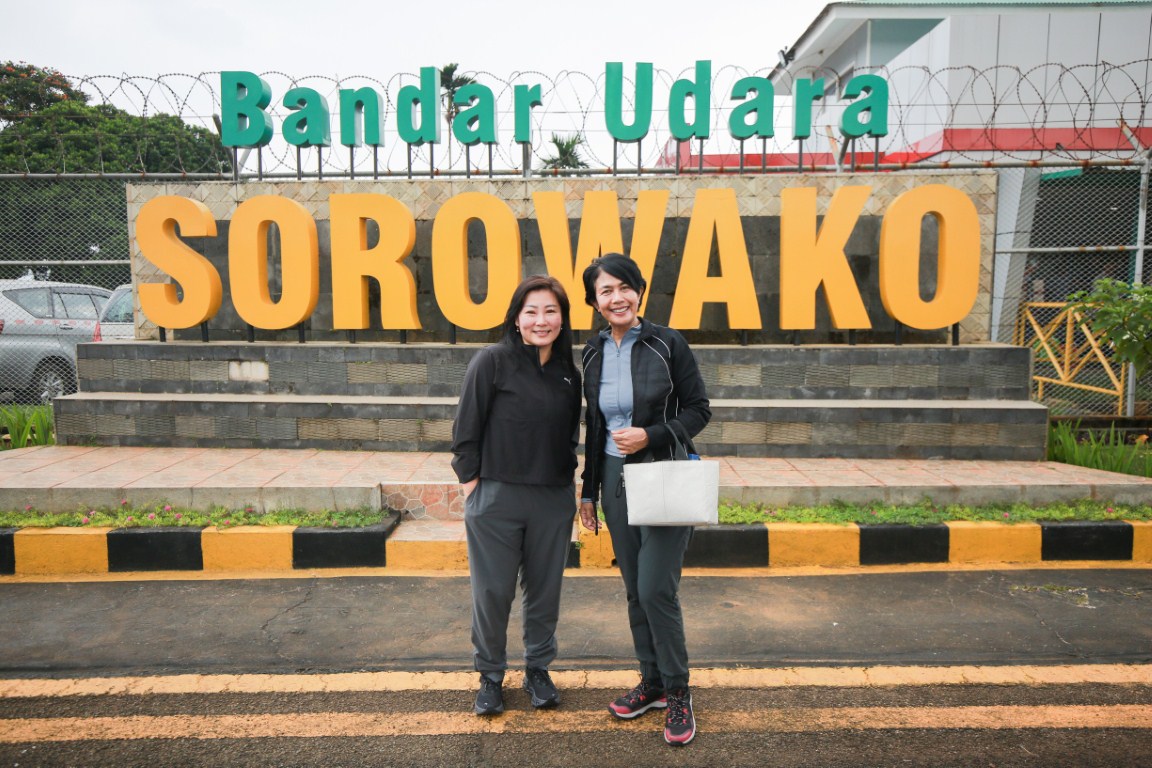 DAMPINGI -- CEO dan Presiden Direktur PT Vale Indonesia, Febriany Eddy (kiri) mendampingi Desy Anwar saat mengunjungi kawasan pertambangan nikel PT Vale di Sorowako.