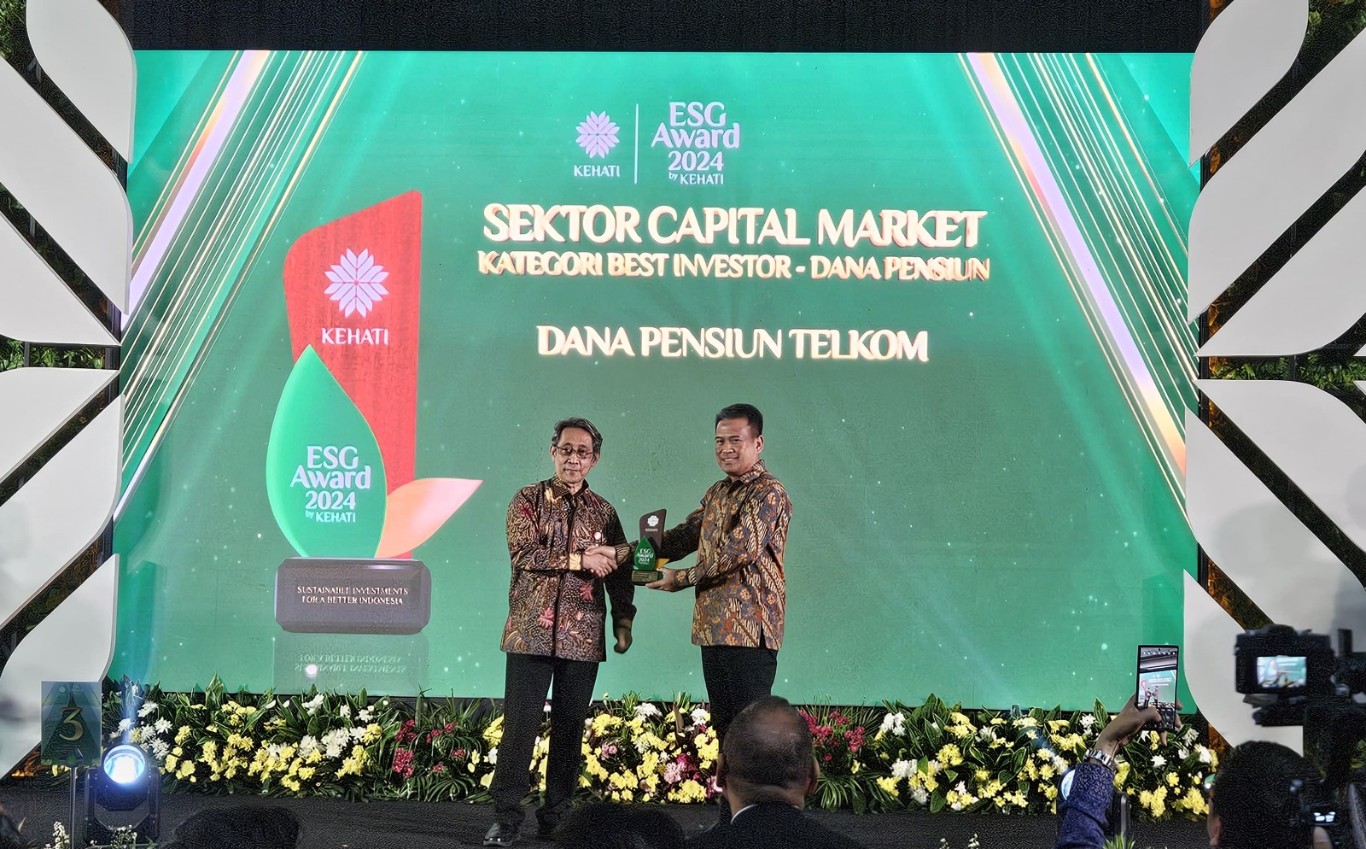 DANA PENSIUN -- Presiden Direktur Dana Pensiun Telkom, Abdul Hadi (kanan) saat menerima ESG Award 2024 (Environmental, Social, and Governance) by KEHATI di Sektor Capital Market dengan kategori Best Investor Dana Pensiun di Jakarta.