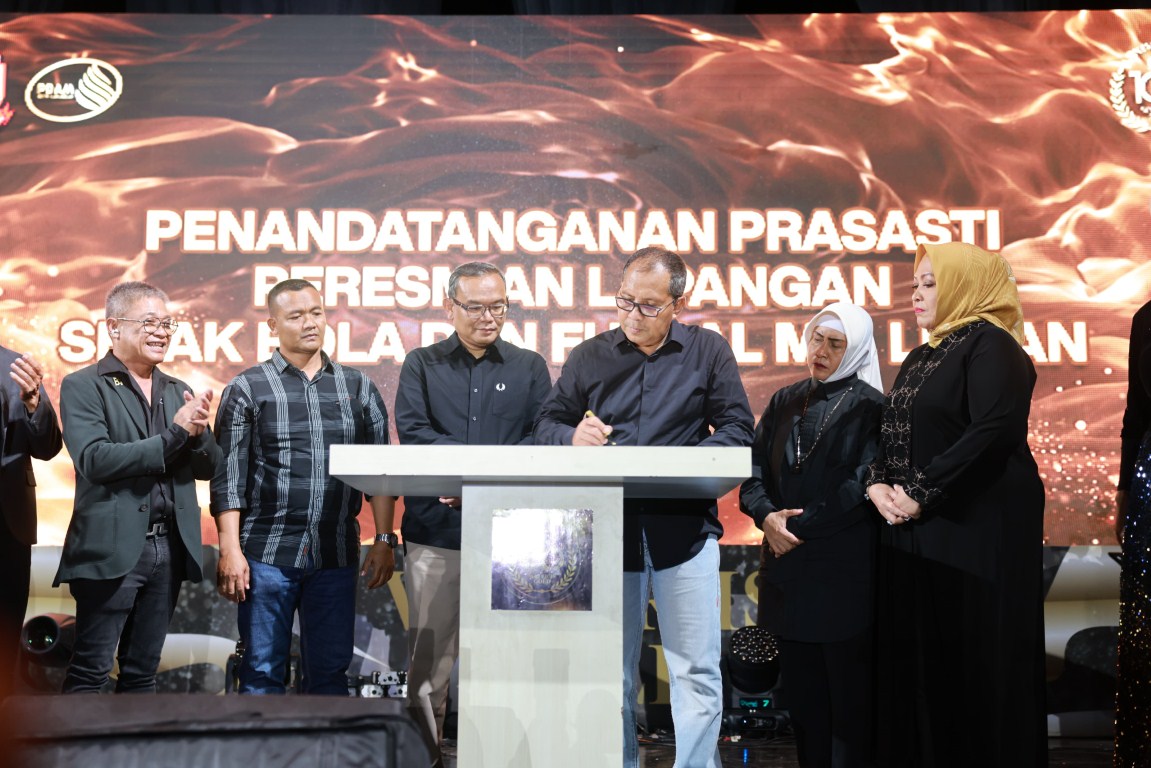 ist PRASASTI--Wali Kota Makassar Moh Ramdhan Pomanto menandatangani prasasti peresmian lapangan sepak bola  dan futsal Mr. Leman pada perayaan Malam Puncak HUT PDAM ke-100 tahun, Senin (26/8) malam.