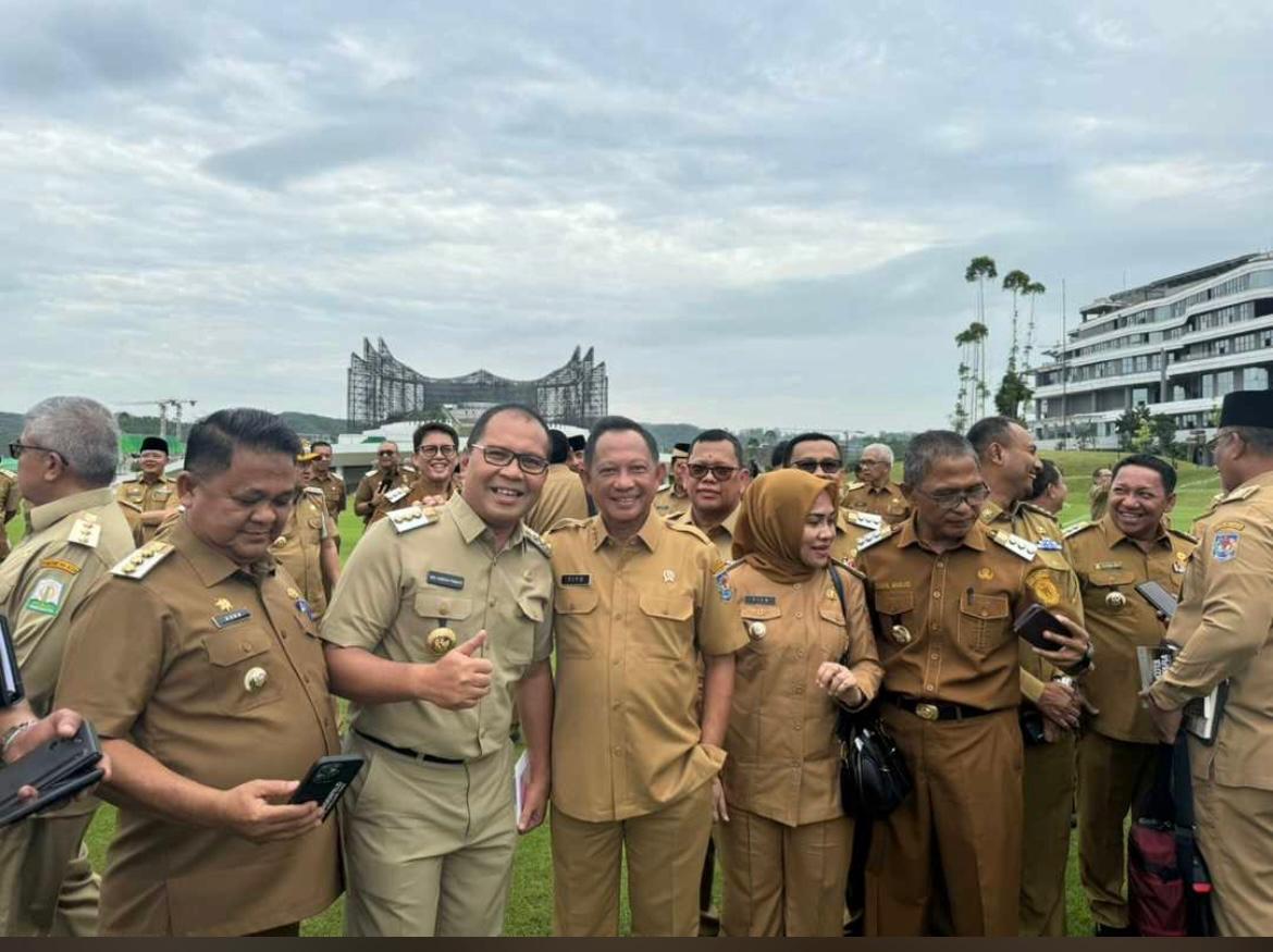 ist BERSAMA--Wali Kota Makassar Moh Ramdhan Pomanto bersama Mendagri Tito Karnavian  bersama kepala daerah lainnya di Ibukota Nusantara,Kabupaten Penajam Paser Utara, Provinsi Kalimantan Timur,kemarin.