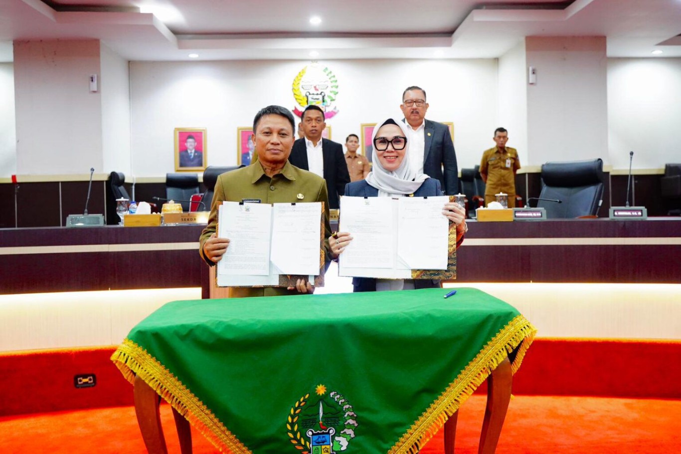 ist MOU--Ketua DPRD Sulsel Andi Ina Kartika Sari bersama Plh Sekprov Sulsel Andi Darmawan Bintang usai menandatangani nota kesepakatan terhadap KUA dan PPAS TA 2025.Proyeksi pendapatan capai Rp9 T.
