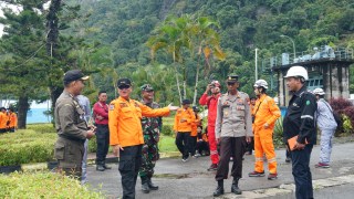 DIALOG -- Yan Suprayogi selaku Manager Unit Pembangkitan Bakaru (baju hitam) sedang berdialog dengan Kepala BPBD Pinrang, Rhommy Manule, Camat Lembang, Muhammad Yusuf Nur, Kapolsek Lembang, AKP Irwan Kurniawan, Komandan Koramil-07/Lembang, Peltu Anwar, dan Komandan Pos SAR Parepare, Dadang Tarkas, usai menggelar apel kesiapsiagaan bencana.