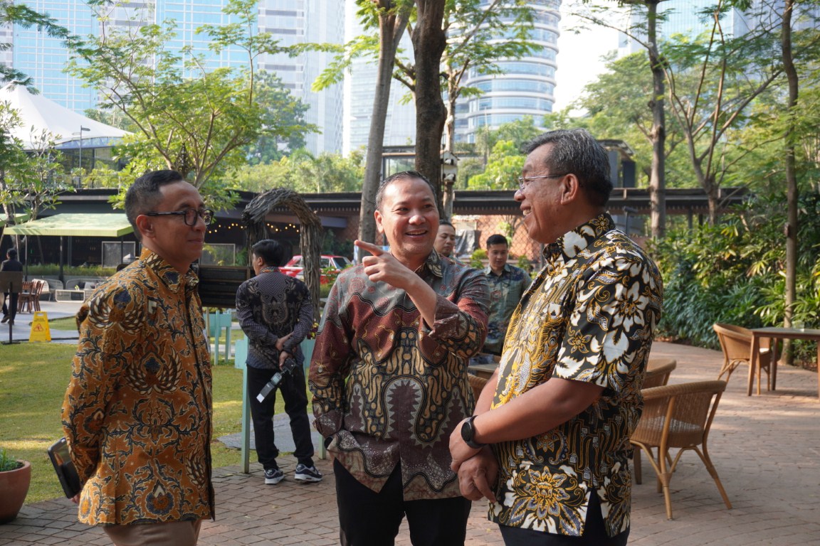 DISKUSI -- Presiden Komisaris PT Vale Indonesia yang juga menjabat Deputi Bidang Koordinasi Infrastruktur dan Transportasi Kementerian Koordinator Kemaritiman dan Investasi, Muhammad Rachmat Kaimuddin (tengah) sedang berdiskusi dengan Chief of Sustainability and Corporate Affair PT Vale, Bernardus Irmanto (kiri) di sela acara sesi The Leaders Roundtable on Industrial Decarbonization diskusi pre-event ISF 2024.