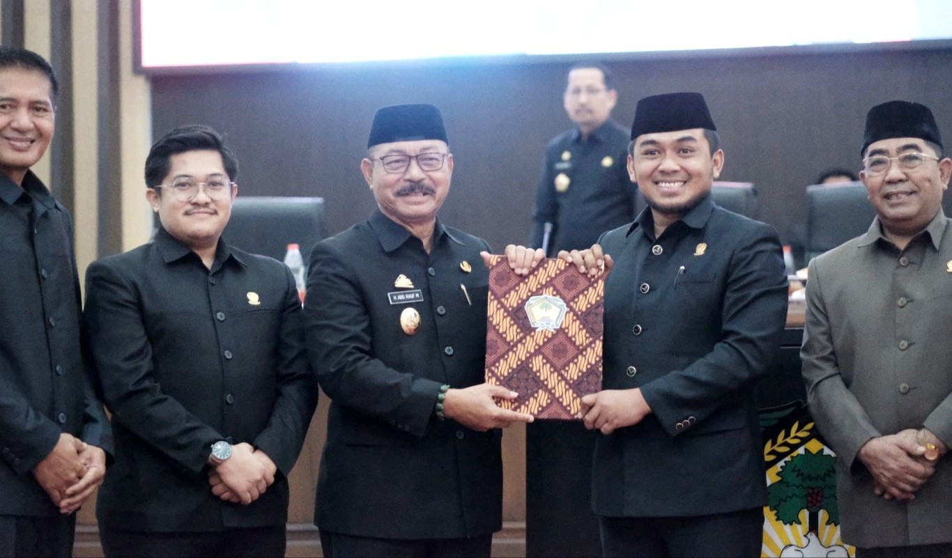 IST DOKUMEN -- Wakil Bupati Gowa, Abdul Rauf Malaganni, menerima dokumen Perda APBD Perubahan TA 2024 dari pimpinan DPRD Gowa diwakili Zulkifli AT. 
