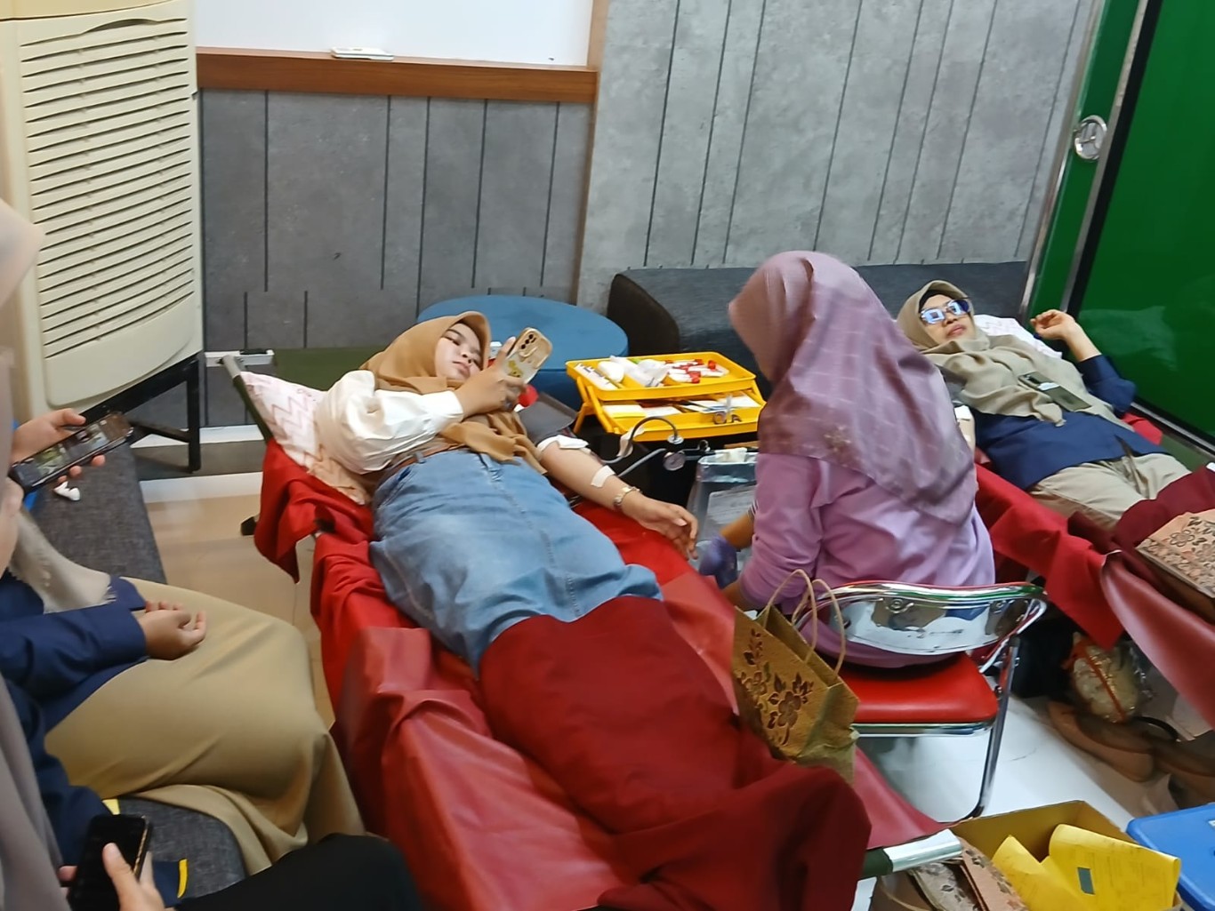 DONOR DARAH -- Sejumlah pegawai PLN UID Sulselrabar sedang melakukan donor darah dalam rangka memeriahkan HUT Kemerdekaan RI.