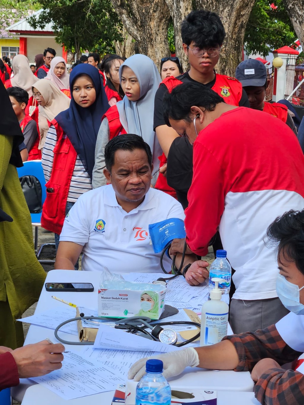 DONOR DARAH -- Pj Bupati Jeneponto, Junaedi Bakri sedang memeriksa kesehatan sebelum melakukan donor darah di giat jalan santai dan CFD.