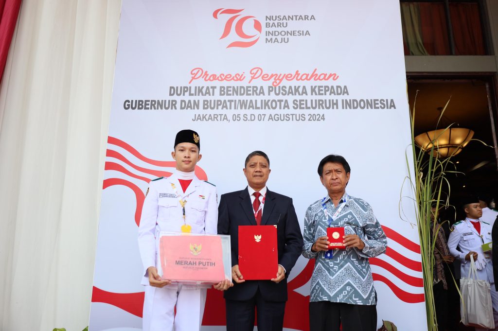 ist DUPLIKAT--Kepala Kesbangpol Andi Bukti Djufrie mewakili Wali Kota Makassar Moh Ramdhan Pomanto menerima duplikat bendera pusaka dari BPIP RI. Penyerahan duplikat bendera pusaka berlangsung di Balai Samudera Kelapa Gading, Jakarta Utara, Rabu (7/8).