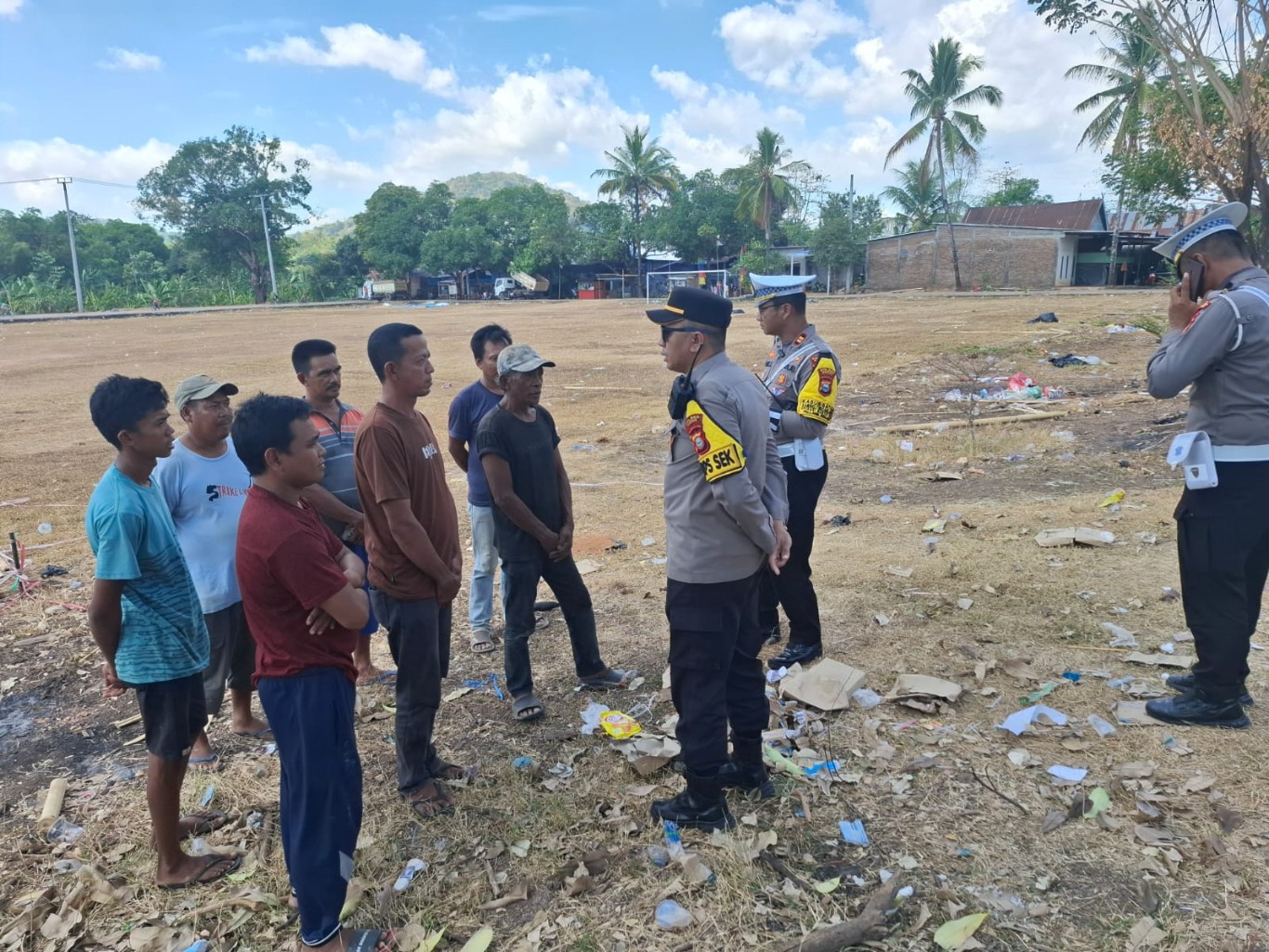 EDUKASI -- Kapolsek Moncongloe, Iptu Suhardi, memberikan edukasi kepada sopir truk pengangkut material tambang yang beroperasi di Kecamatan Moncongloe.