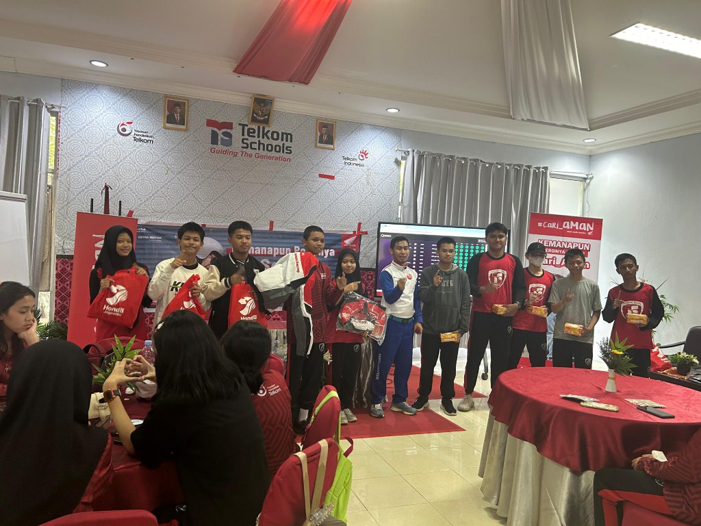 EDUKASI -- Instruktur Safety Riding Astra Motor Sulsel, Wanny (tengah) bersama para siswa SMK Telkom Makassar usai memberikan edukasi tentang safety riding.