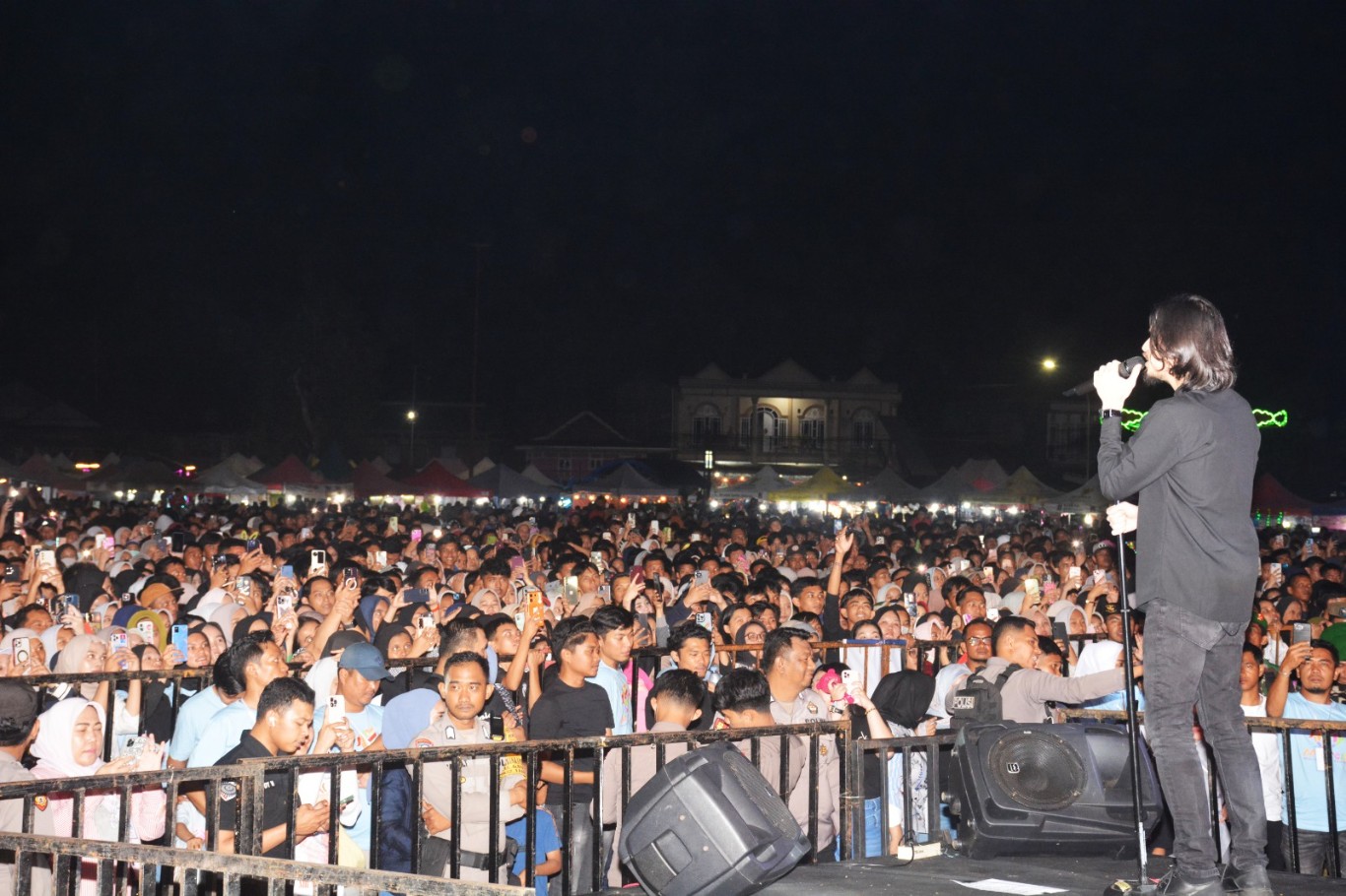 MEMUKAU -- Penampilan Virzha, vokalis grup musik Dewa 19 yang motori Ahmad Dani berhasil memukau ribuan warga Enrekang pada malam puncak Massenrempulu Festival (Mafes) 2024 di Alun-alun Abubakar Lambogo, Enrekang Kota, Minggu (25/8) malam. 