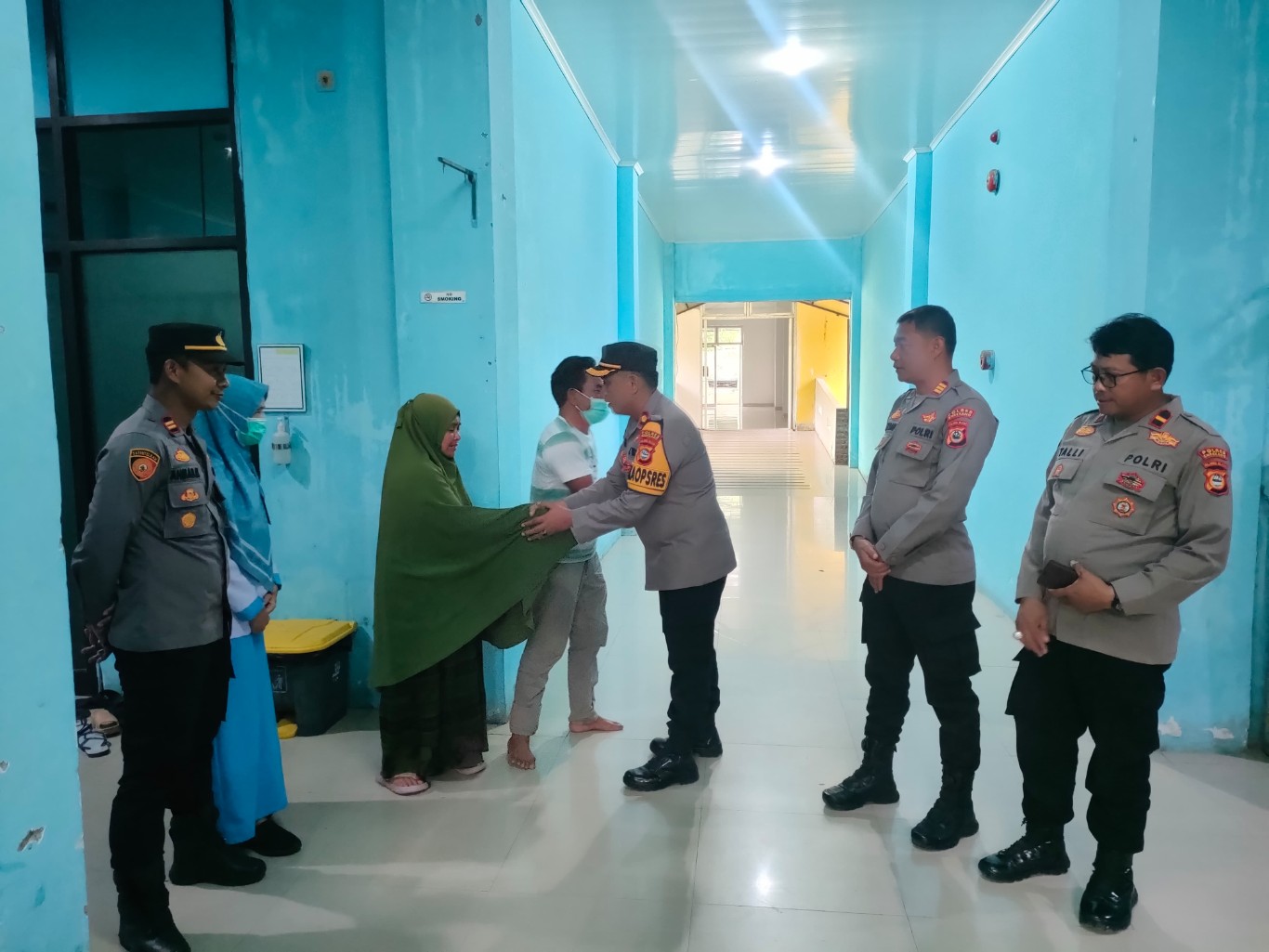BANTUAN -- Waka Polres Enrekang Kompol Sulkarnain didampingi Kapolsek Enrekang, Ketua EPC dan KBO Sat Binmas Polres Enrekang saat menyerahkan bantuan kepada warganya. 