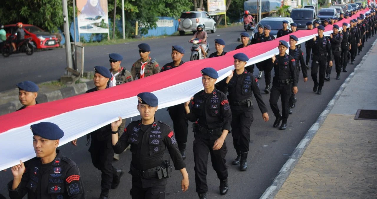 Satbrimob Kirab Merah Putih Delapan Kilo Meter