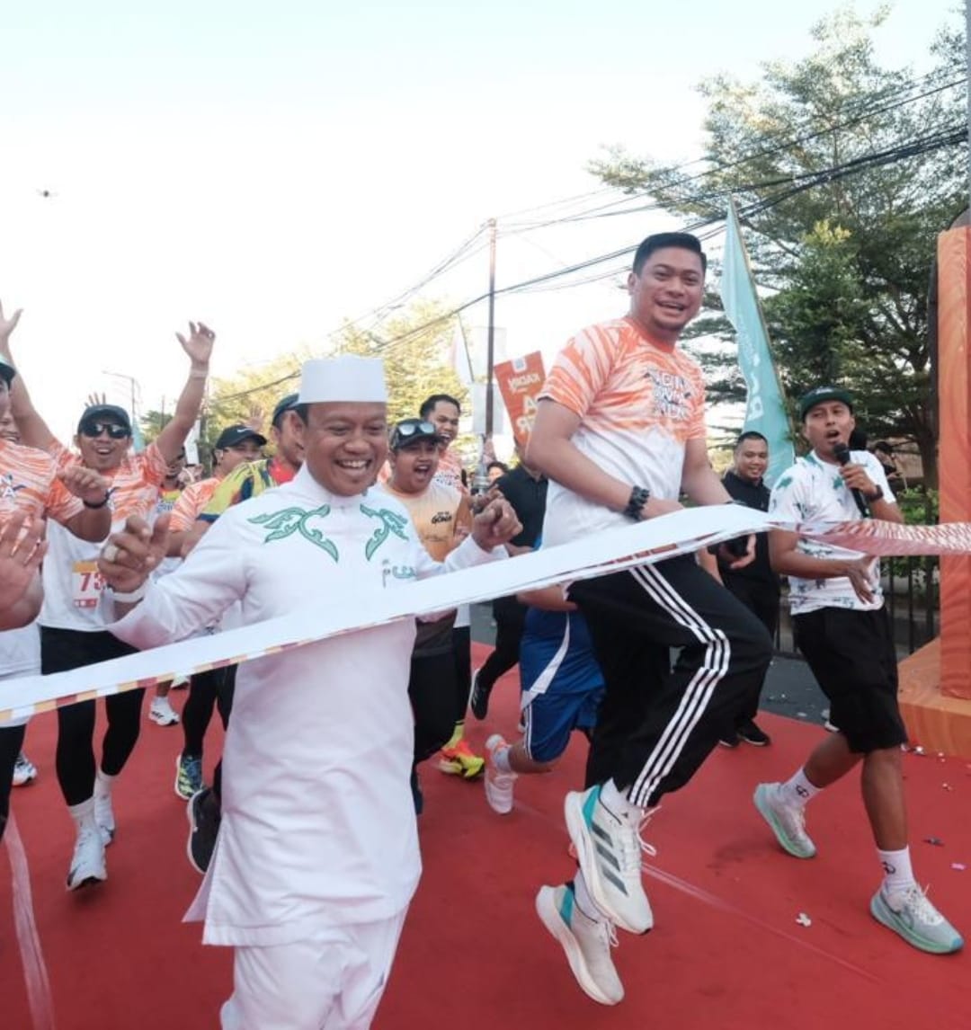 IST FINISH -- Ustaz Das'ad Latief bersama Bupati Gowa, Adnan Purichta Ichsan saling lomba mencapai garis finish dengan sikap lucu.