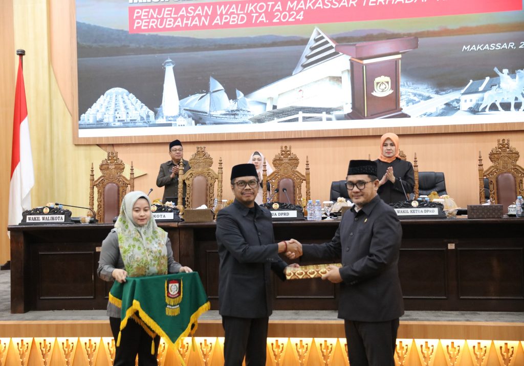 ist SIDANG-- PJ Sekkot Makassar, Firman Hamid Pagarra menghadiri rapat paripurna sidang ke tiga belas masa persidangan ketiga tahun sidang 2023/2024 di Ruang Banggar DPRD Kota Makassar, Rabu Malam, (28/8).Sidang dipimpin Wakil Ketua DPRD Adi Rasyid Ali.