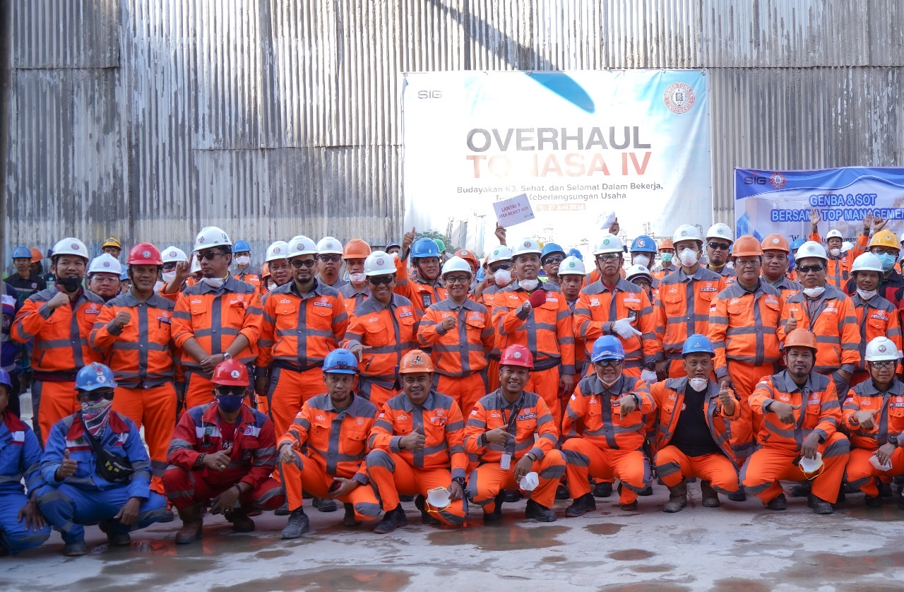 GENBA & SOT -- Direktur Utama PT Semen Tonasa, Asruddin (tengah kaos tangan merah) didampingi Direktur Operasi Semen Tonasa, Mochamad Alfin Zaini, foto bersama dengan para peserta Genba & SOT.  