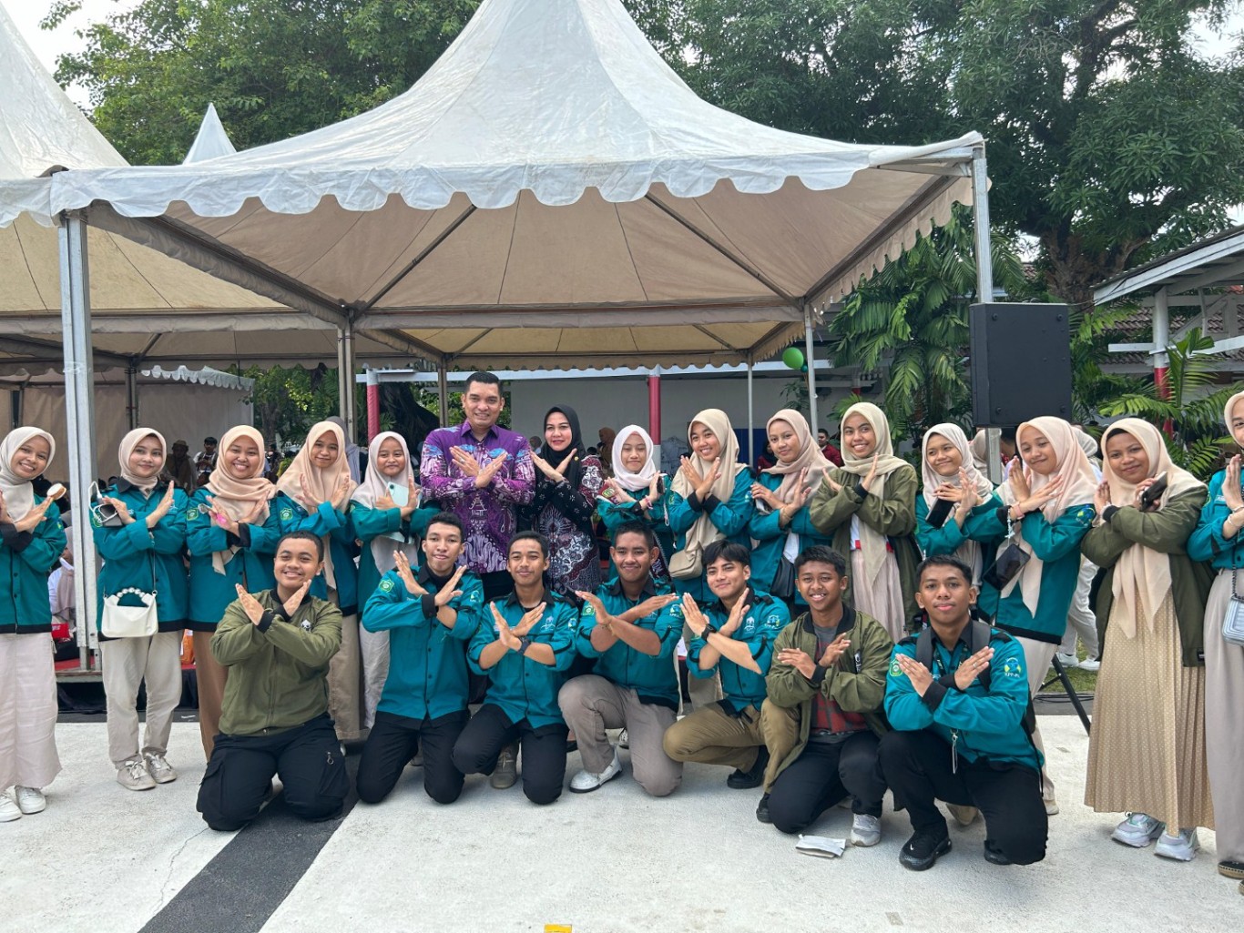 HAN -- Sekkab Takalar, H Muhammad Hasbi (enam dari kiri) bersama Ketua Dharma Wanita Kabupaten Takalar, Hj Suwainah Hasbi, saat menghadiri peringatan HAN ke-40 tingkat Provinsi Sulsel.