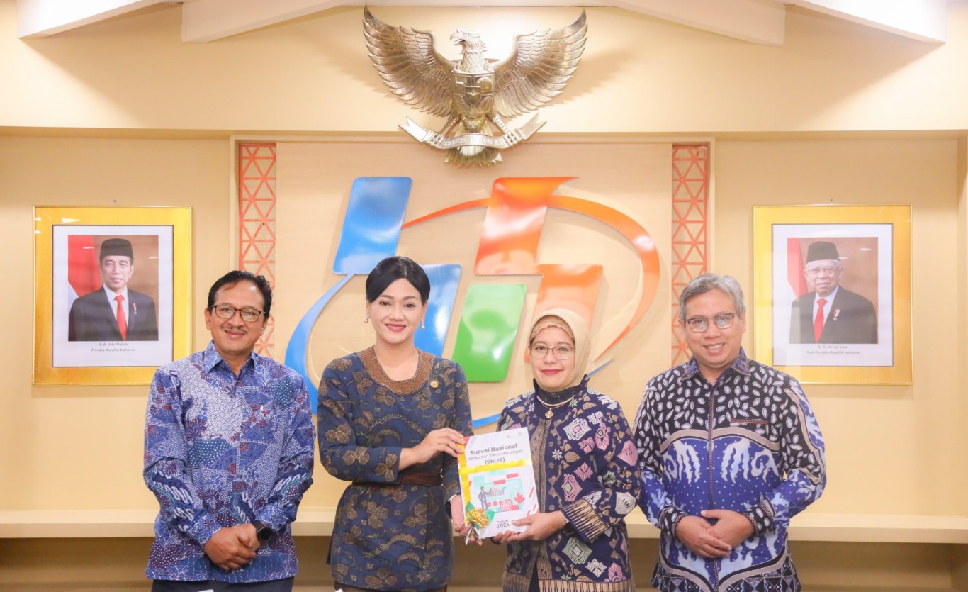 HASIL SURVEI -- Plt Kepala BPS, Amalia Adininggar Widyasanti (dua dari kanan) dan Kepala Eksekutif Pengawas Perilaku Pelaku Usaha Jasa Keuangan, Edukasi, dan Pelindungan Konsumen OJK, Friderica Widyasari Dewi (dua dari kiri) foto bersama usai mengumumkan hasil survei literasi dan inklusi keuangan tahun 2024.