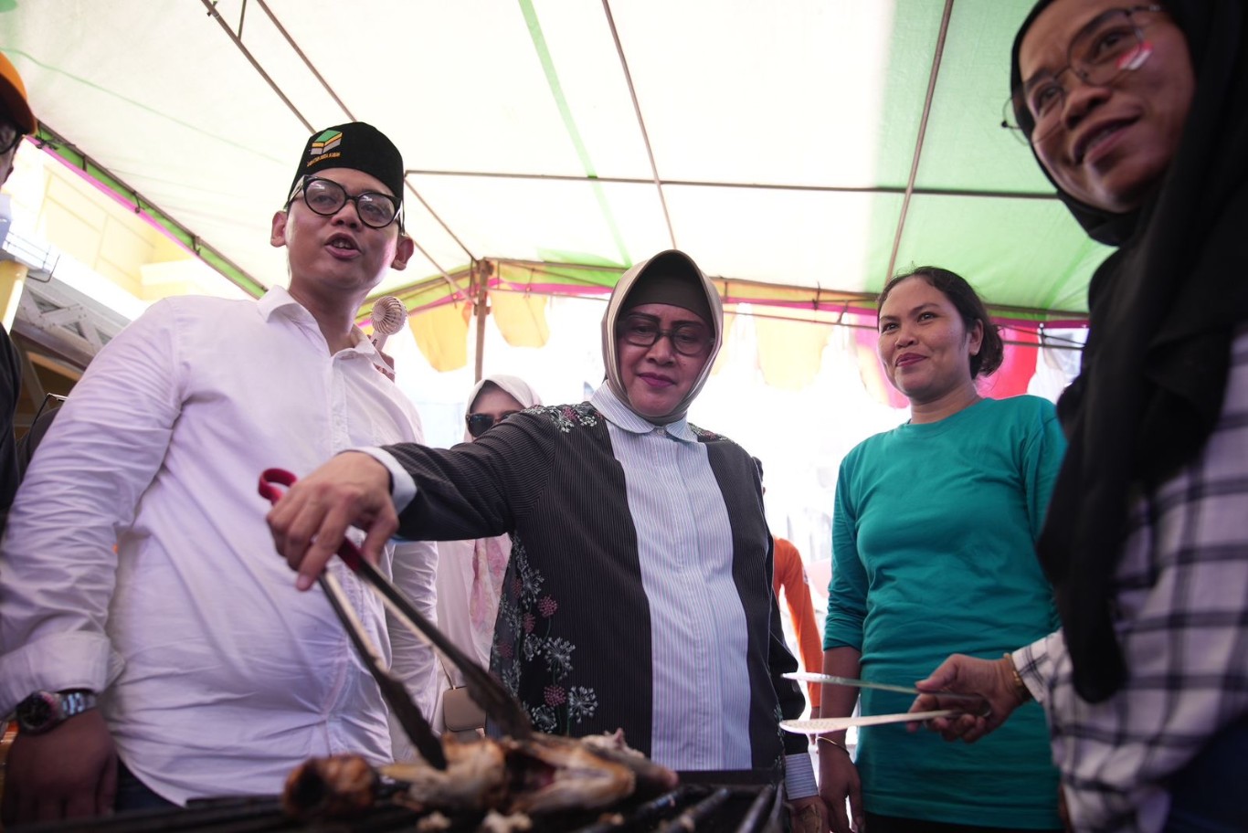 ist FESTIVAL--Ketua TP PKK Kota Makassar, Indira Yusuf Ismail menghadiri festival bakar ikan dalam rangka memperingati Hari Ulang Tahun (HUT) Kemerdekaan Republik Indonesia, Sabtu (17/8) di Barukang.