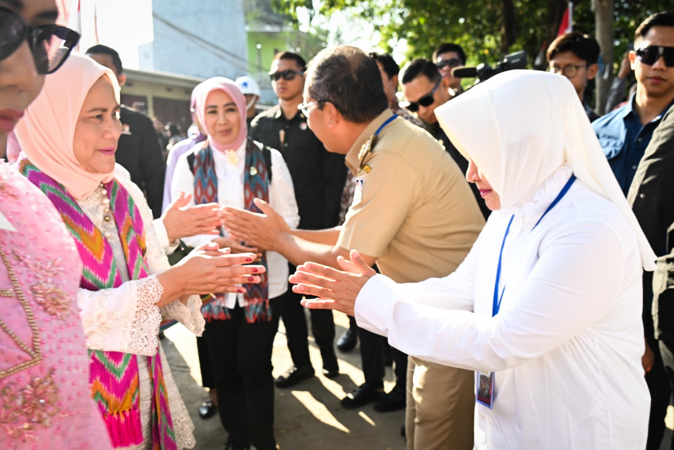 ist SERAHKAN--Ibu Negara Iriana Joko Widodo bersama anggota OASE melakukan kunjungan ke Posyandu Asoka 7A di Kelurahan Parang Tambung, Kecamatan Tamalate, Jumat (23/8).