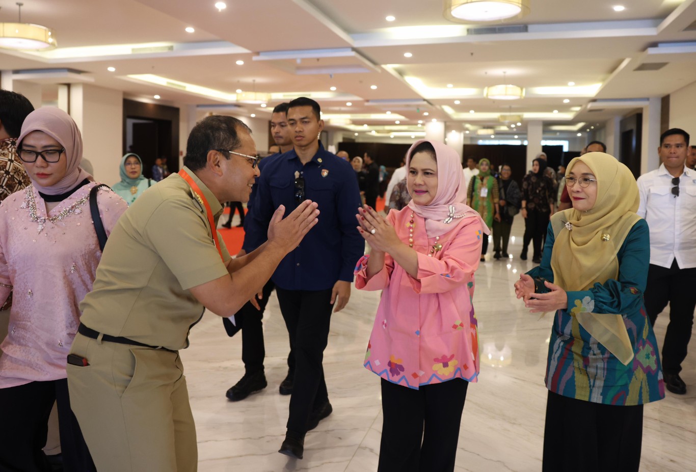ist TALKSHOW--Ibu Negara Iriana Jokowi melakukan kunker di Makassar, Kamis, (22/8).Iriana menyapa hangat siswa juga memberi semangat kepada pelajar yang hadir di talkshow terkait sosialisasi bahaya narkoba.Iriani disambut Wali kota Makassar,Moh Ramdhan Pomanto bersama Ketua TP PKK Indira Yusuf Ismail.