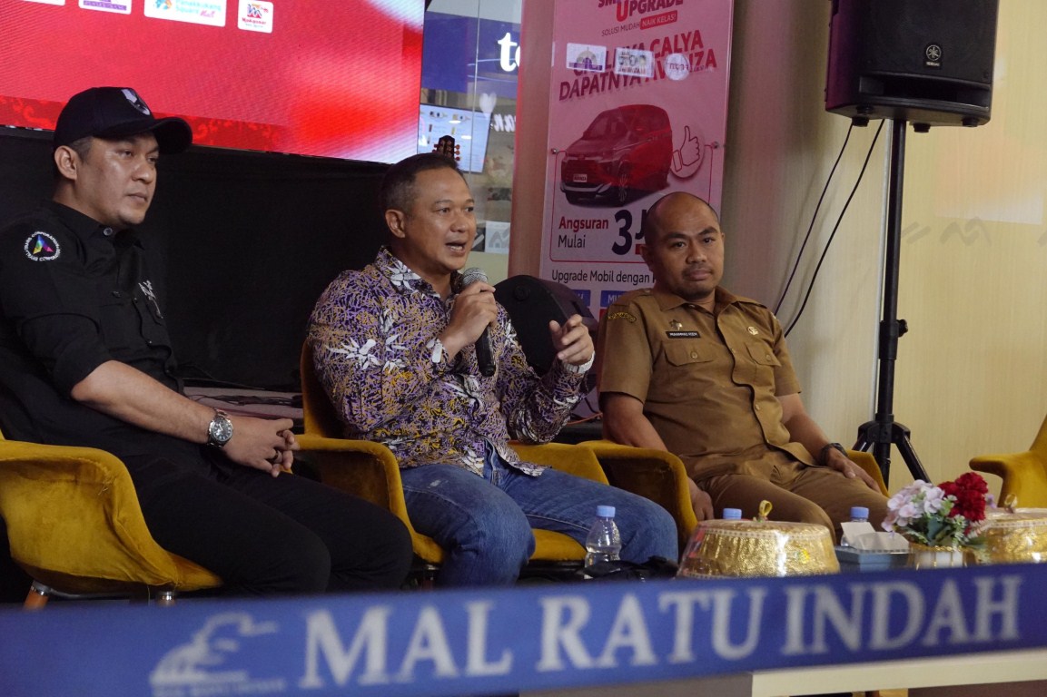 ISF 2024 -- Ketua Umum APPBI DPD Sulselbar, ⁠Ricky Theodores (tengah) didampingi Sekretaris APPBI DPD Sulselbar, Jose Rizal (kiri), dan Kepala Dinas Pariwisata Kota Makassar, Muhammad Roem, menjelaskan mengenai penutupan penyelenggaraan ISF 2024.
