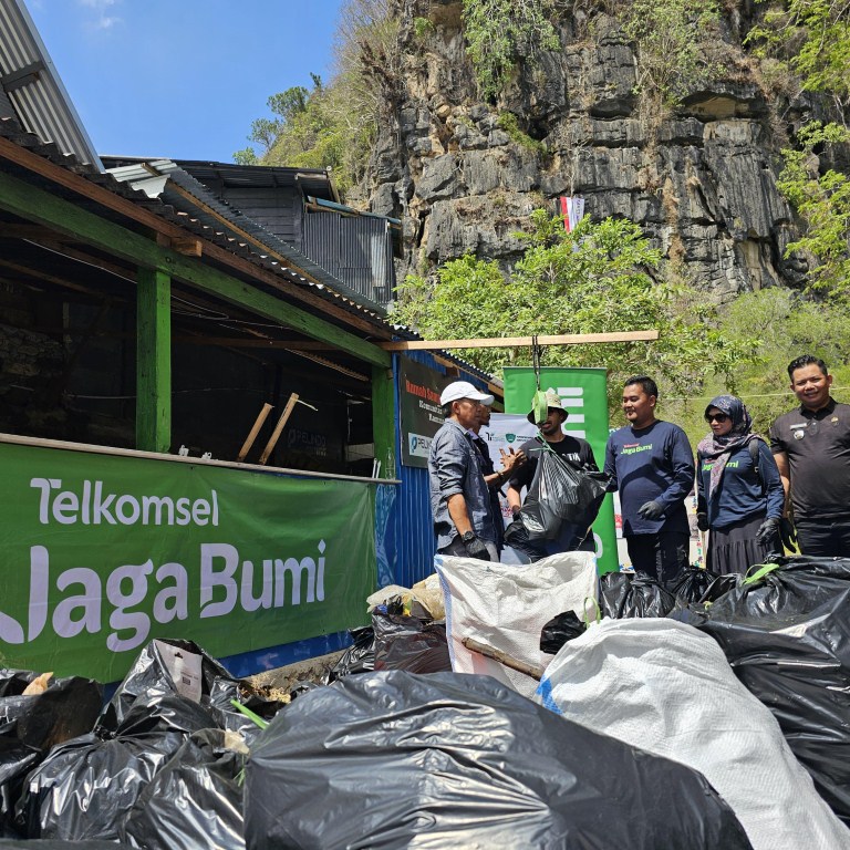 JAGA BUMI -- Sejumlah anggota komunitas peserta Telkomsel Jaga Bumi melakukan pembersihan sampah Sungai Pute di kawasan UNESCO Global Park Rammang-Rammang di Maros.