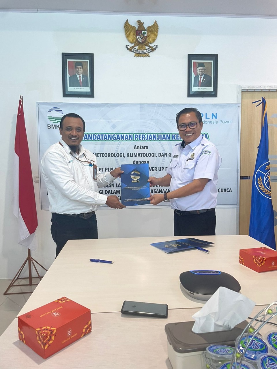 KERJA SAMA -- Manager PLN Nusantara Power Unit Pembangkitan Bakaru, Yan Suprayogi (kiri) dan Kepala BMKG Sulsel, Irwan Slamet, saling bersalaman usai menandatangani perjanjian kerja sama.