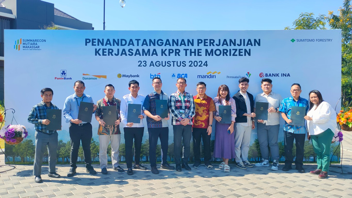 KERJA SAMA -- Direktur PT Sumitomo Forestry Indonesia, Toyosada Shima (enam dari kiri) dan Head of Marketing Summarecon Mutiara Makassar, Rustam Effendy Salim (enam dari kanan) foto bersama para mitra perbankan usai melakukan penandatanganan kerja sama KPR.