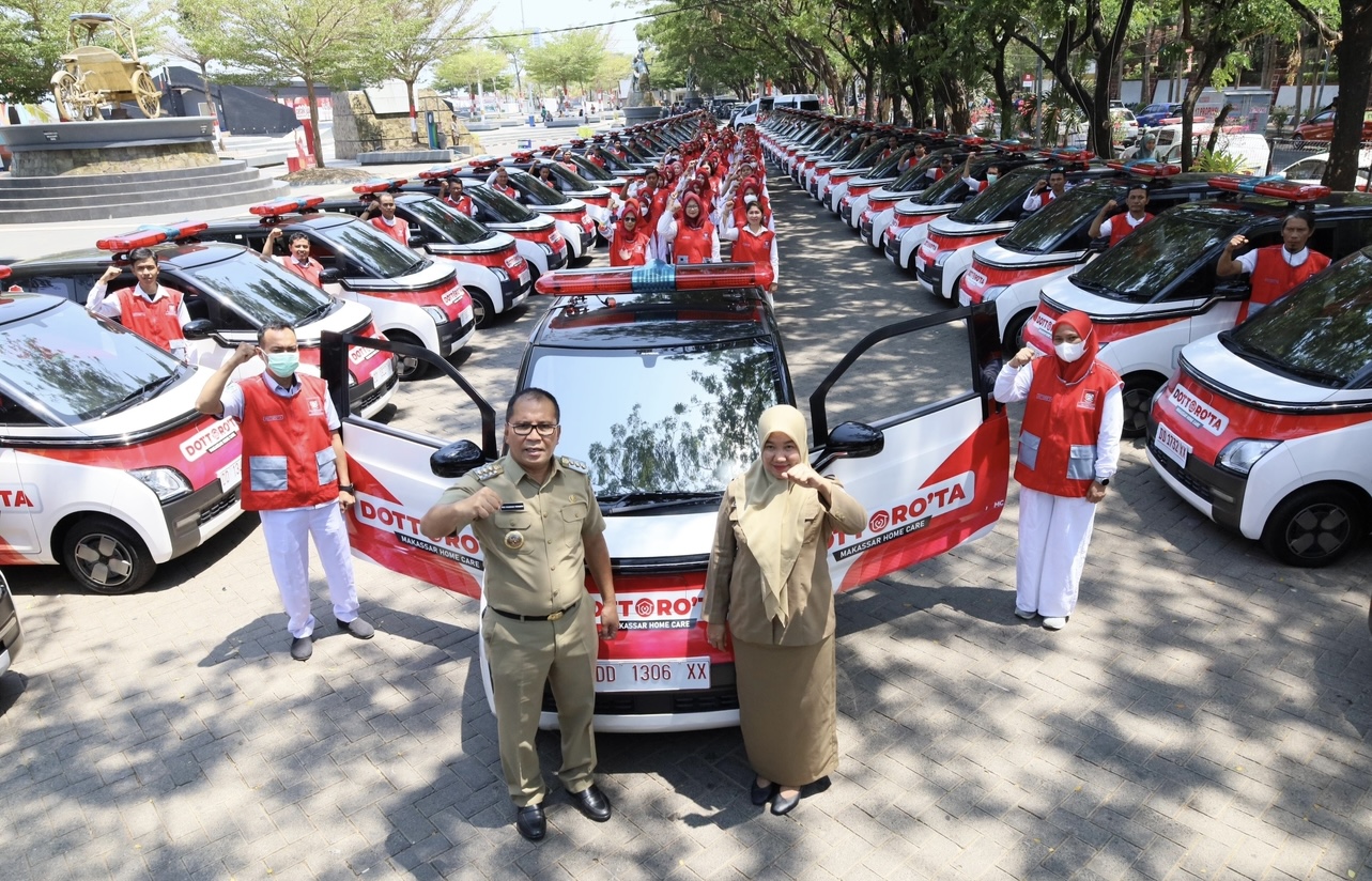 ist PENGHARGAAN--Wali Kota Makassar Moh Ramdhan Pomanto berhasil membawa Makassar meraih penghargaan Kota Sehat Asia Tenggara (ASEAN) 2024 lewat beragam kebijakan dan inovasinya.Tampak wali kota bersama  Kadinkes Kota Makassar dr Nursaidah Sirajuddin berlatar belakang mobil Dottoro'ta.