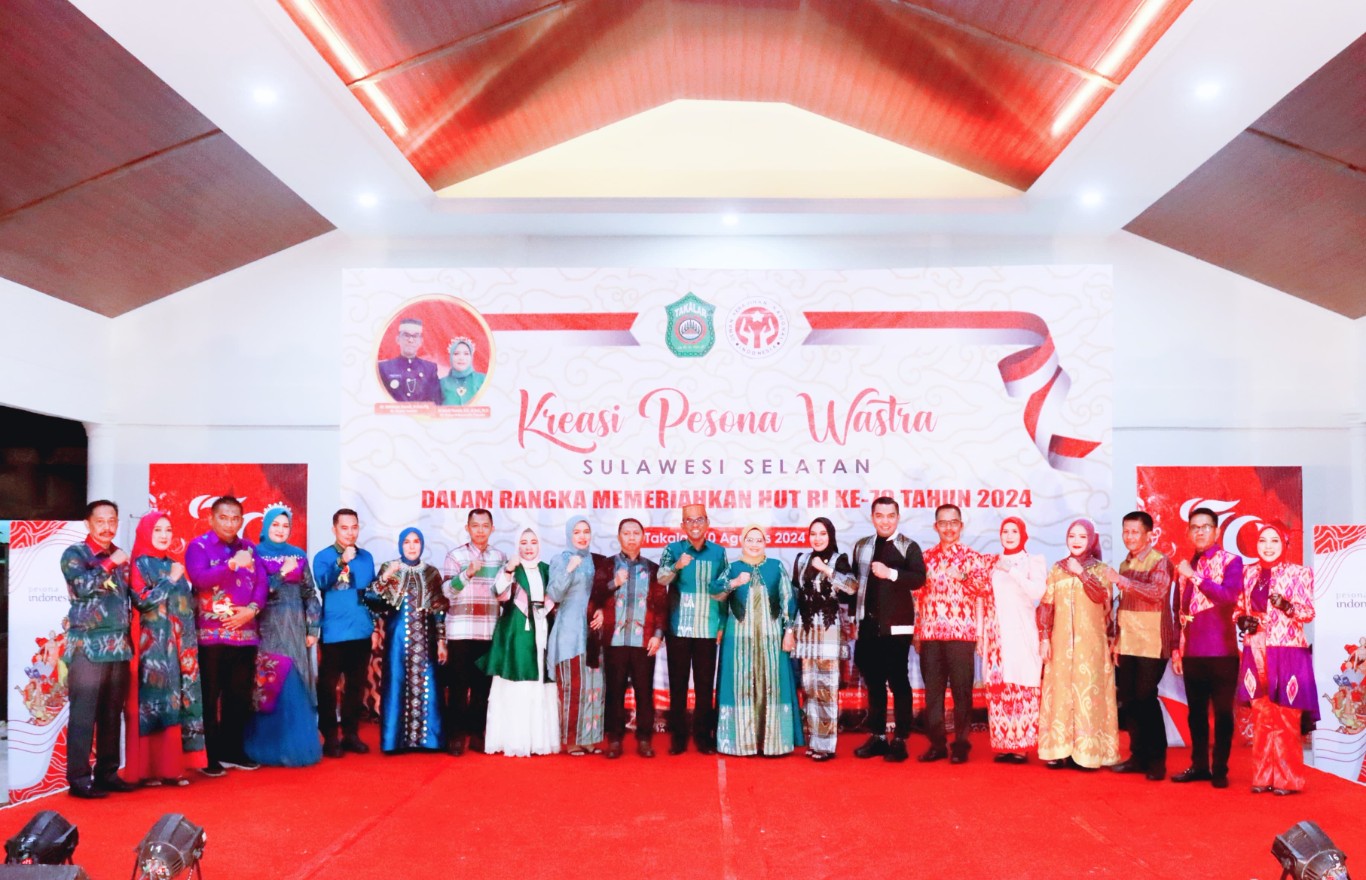 KREASI PESONA -- Pj Bupati Takalar, Setiawan Aswad (tengah) bersama para pimpinan OPD masing-masing dengan isteri saat mengikuti fashion show bertajuk 'Kreasi Pesona Sulawesi Selatan'.
