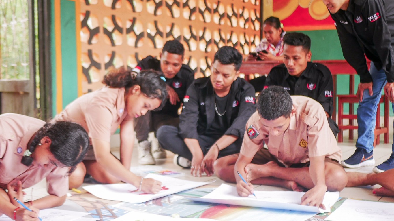 KUNJUNGAN -- Komunitas motor CBR didukung Astra Motor Sulawesi Selatan saat mengunjungi SLB Tuna Rungu Karya Kasih Ambon.