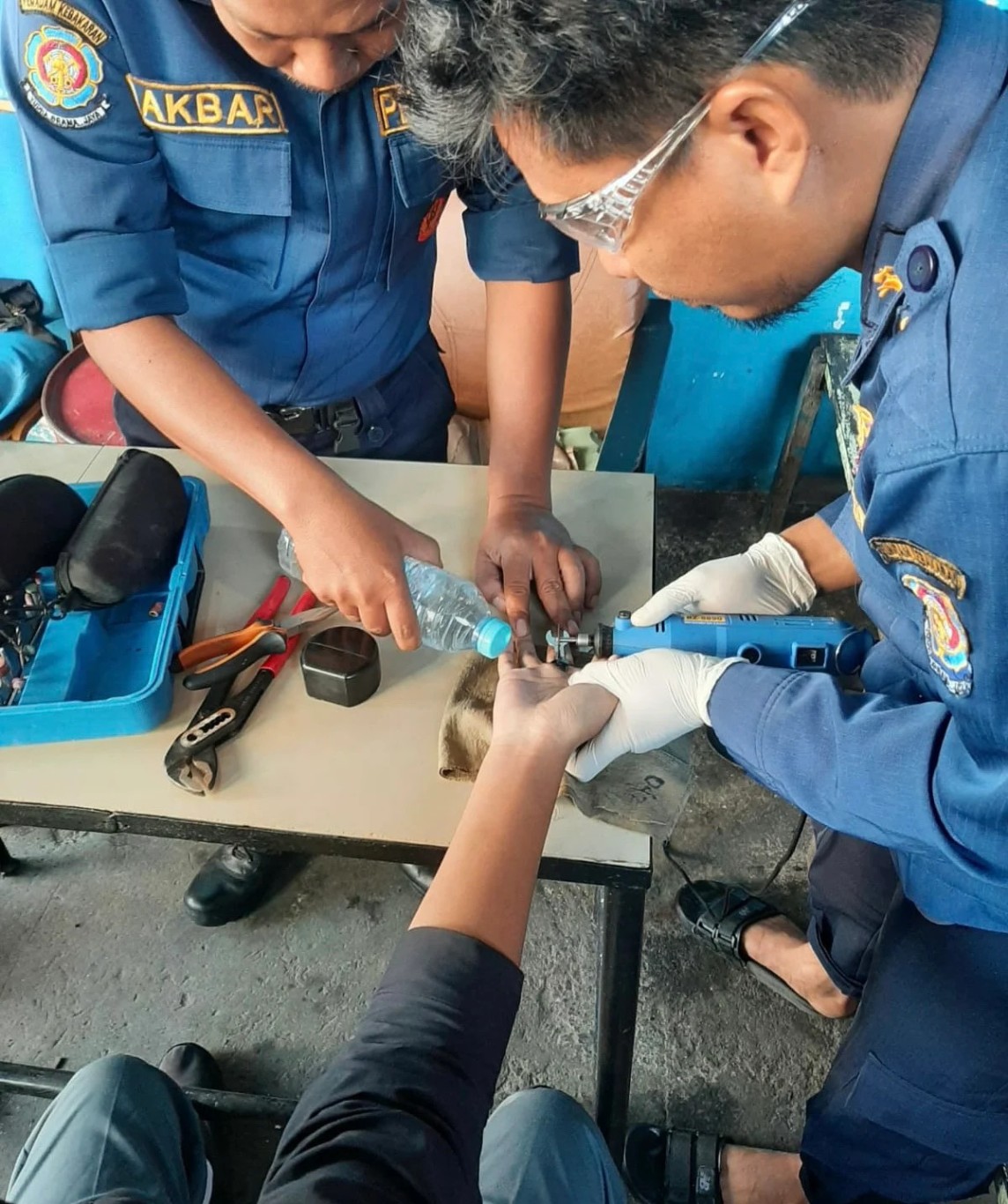 int AKSI CEAT--Damkar Kota Makassar kembali melakukan aksi cepat membantu warga dengan melepaskan cincin warga di Makassar.
