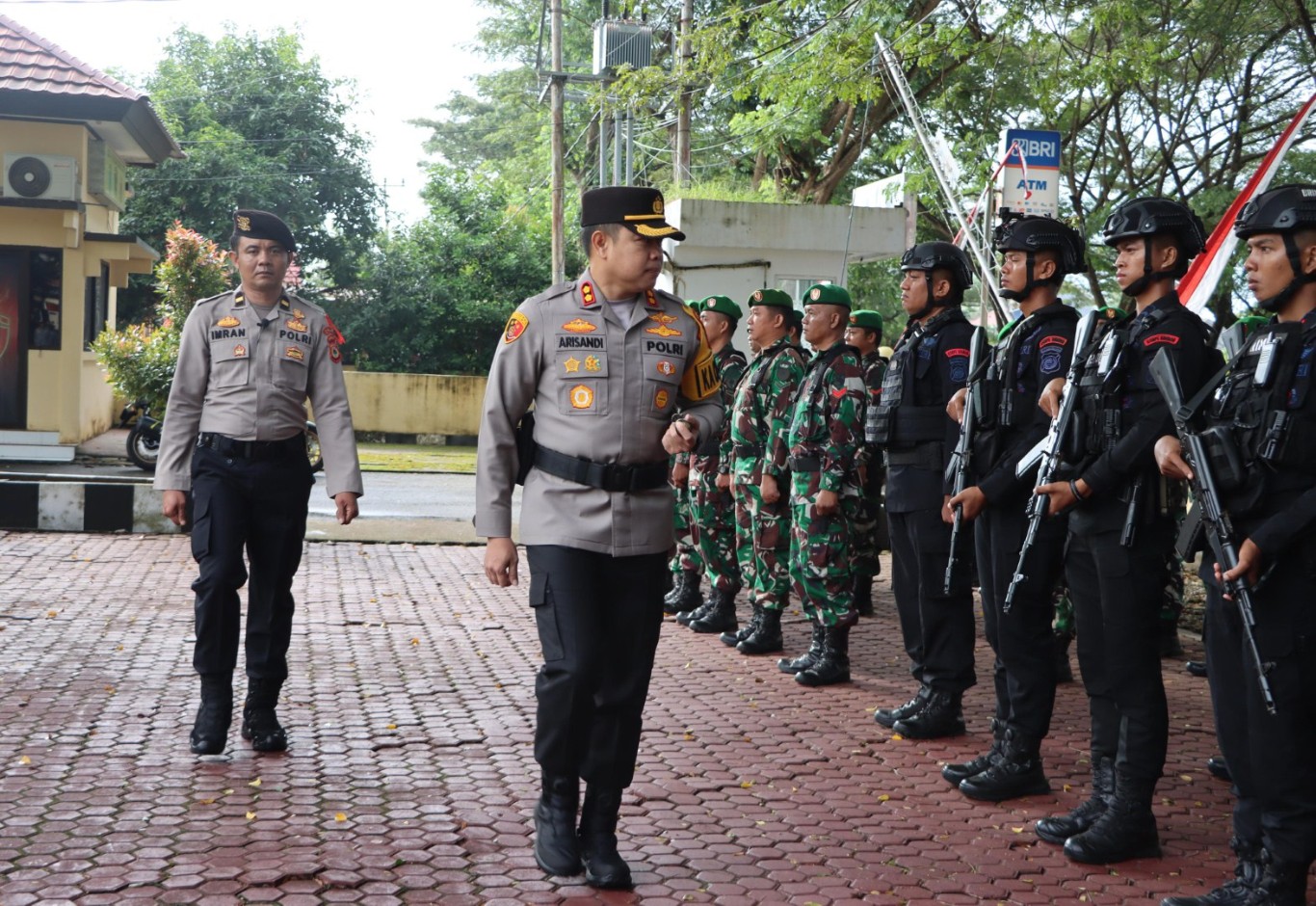 APEL PASUKAN -- Polres Luwu melaksanakan apel gelar pasukan Operasi Mantap Praja Pallawa 2024-2025 dalam rangka memastikan kesiapan menjelang Pilkada Gubernur dan Wakil Gubernur serta Bupati dan Wakil Bupati Luwu, di Mapolres Luwu, Rabu (31/7). 