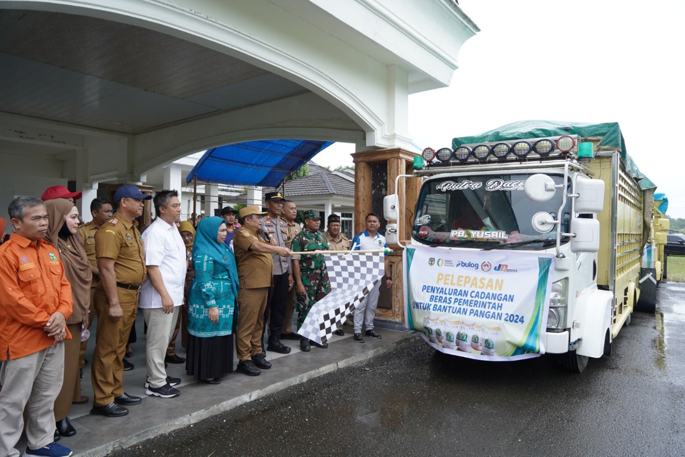 LEPAS -- Pj Bupati Luwu, H Muh Saleh didampingi Pimpinan Bulog Cabang Palopo, Forkopimda dan Pj Ketua TP-PKK Kabupaten Luwu secara resmi melepas penyaluran cadangan beras pemerintah untuk bantuan oangan tahap III tahun 2024 di Rujab Bupati Luwu, Selasa (6/8).
