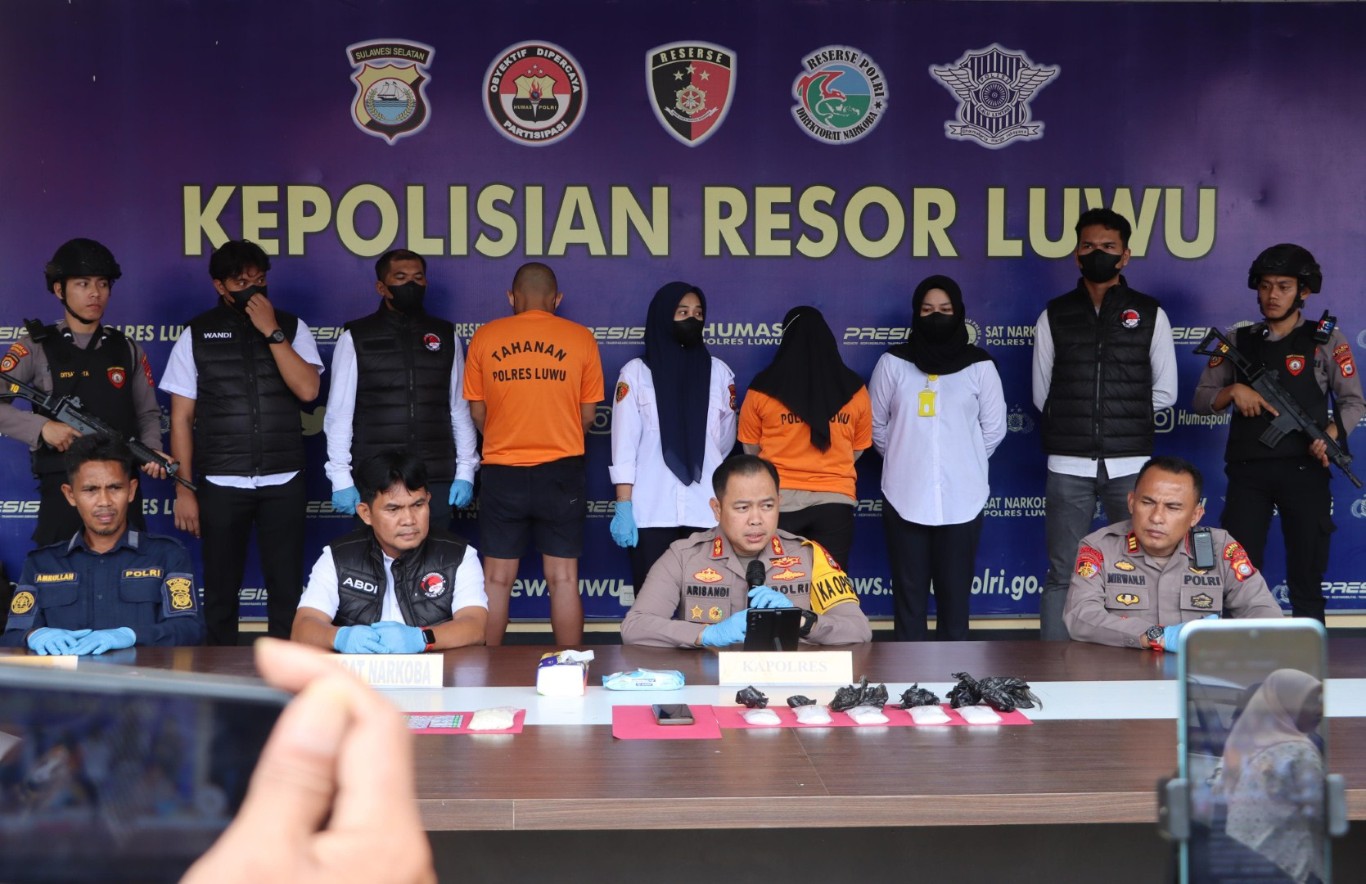 UNGKAP -- Jajaran Polres Luwu berhasil mengungkap penyalagunaan narkoba di wilayahnya. Dua  orang tersangka MI (28) dan AM (45) ditangkap dan polisi menyita dan 249 gram sabu dan 504 butir obat-obatan jenis Tryhexyphenidil (THD) serta 80 butir obat-obatan jenis Tramadol di dua tempat berbeda pada Senin (1/8) lalu.  