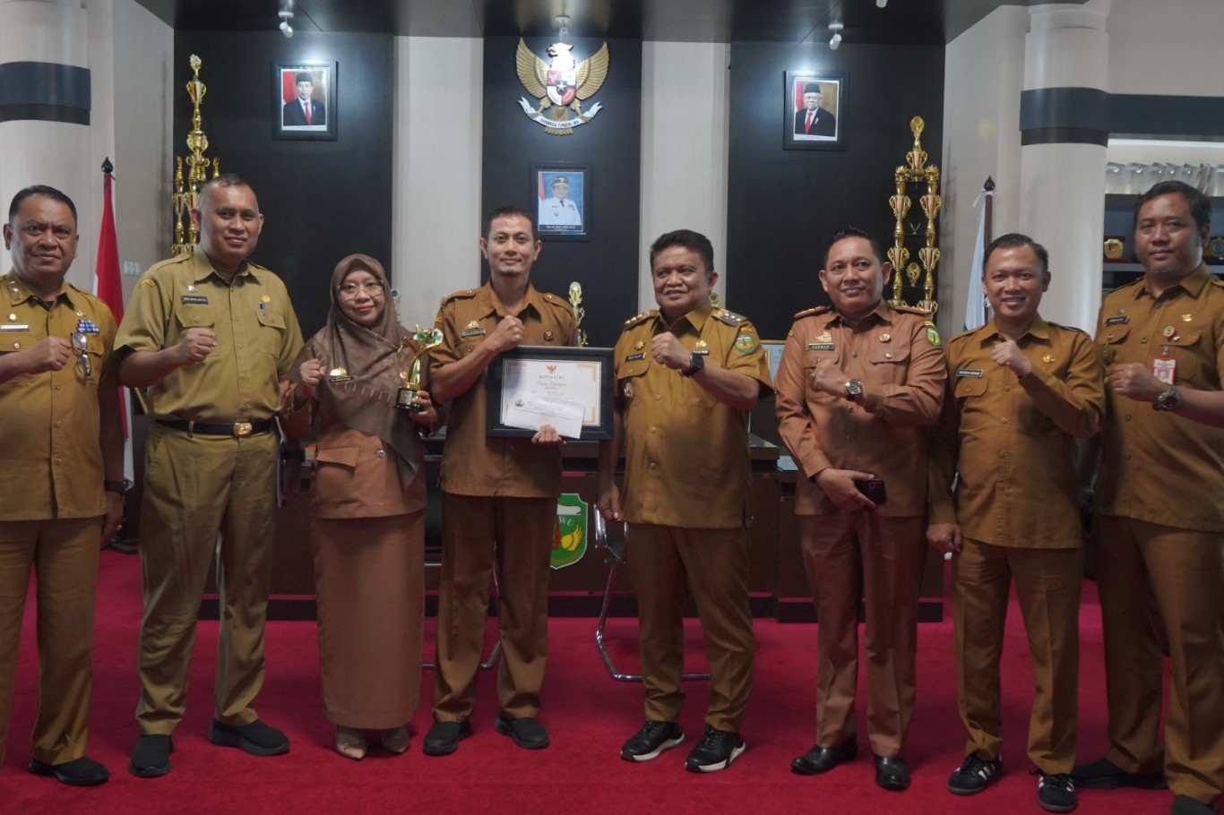 PENGHARGAAN -- Pj Bupati Luwu, H Muh Saleh foto bersama usai menyerahkan penghargaan kepada dua orang ASN lingkup Pemkab Luwu, Arif dan Raehana Rahman, yang telah mengharumkan nama Kabupaten Luwu di tingkat nasional di ruang kerja Bupati, Senin (26/8).