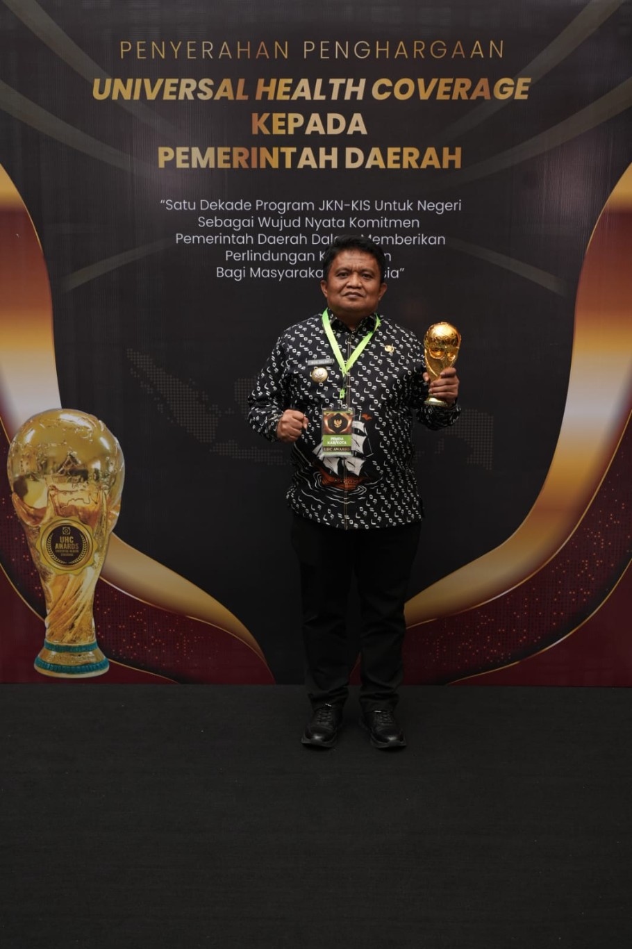 PENGHARGAAN -- Pj Bupati Luwu, H Muh Saleh menerima penghargaan UHC dari pemerintah pusat. Penghargaan diserahkan Wapres RI Prof. Dr. KH Ma’ruf Amin di The Krakatau Grand Ballroom, TMII Jakarta, Kamis (8/8).