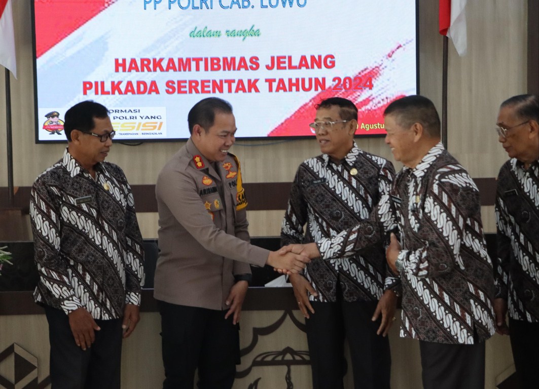 PENGUKUHAN -- Kapolres Luwu AKBP Arisandi menghadiri pengesahan dan pengukuhan pengurus Persatuan Purnawirawan Polri (PP) Cabang Luwu di Aula Tebbakke Tongngenge Polres Luwu, Selasa (20/8).