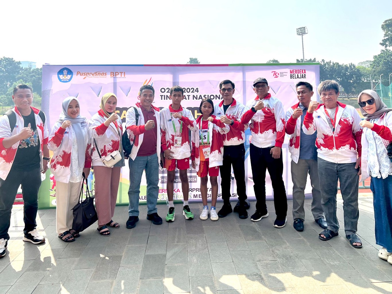 MASUK 10 BESAR -- Dua murid UPT SDN 238 Mallaulu, Kecamatan Malili Alfrida Bara dan Julian Amri Ramadhan masuk 10 besar Lomba Atletik Kid's O2SN di Lapangan Atletik PPOP DKI Jakarta, (19-25/8) yang diikuti 34 provinsi di seluruh Indonesia.