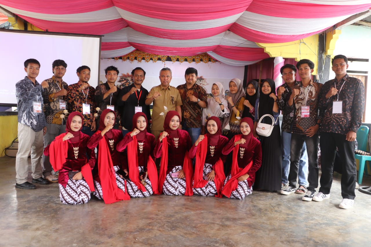 SYUKURAN -- Bupati Luwu Timur H Budiman foto bersama disela-sela menghadiri peringatan Syukuran dan Hari Ulang Tahun (HUT) ke-41 Desa Purwosari, Kecamatan Tomoni Timur baru-baru ini.  
