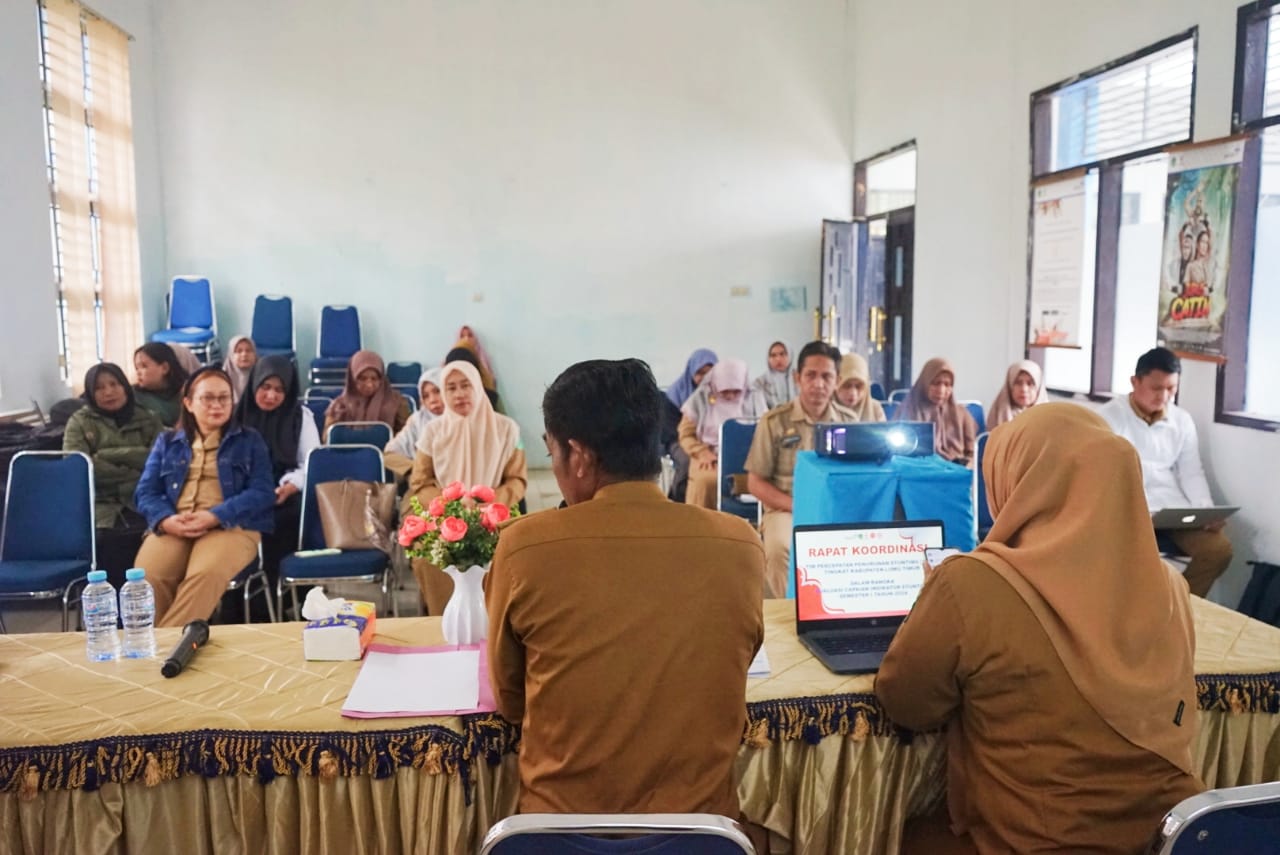 RAPAT -- Pemkab Luwu Timur Dinas Pengendalian Penduduk dan Keluarga Berencana (DPPKB) menggelar rapat koordinasi Tim Percepatan Penurunan Stunting (TPPS) tingkat Kabupaten Luwu Timur, di Aula DPPKB belum lama ini. 