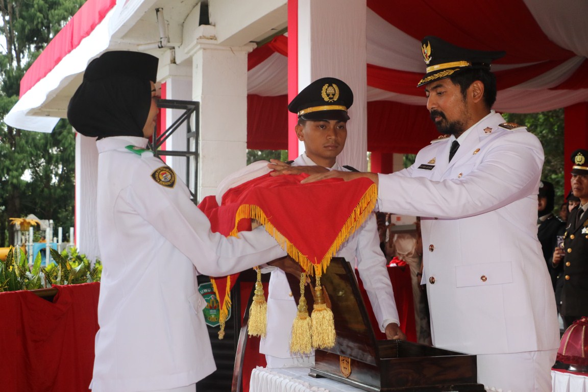 IRUP -- Wabup Luwu Timur, Mochammad Akbar Andi Leluasa foto bersama usai bertindak sebagai Irup penurunan bendera merah putih pada peringatan HUT RI, Sabtu (17/8. 