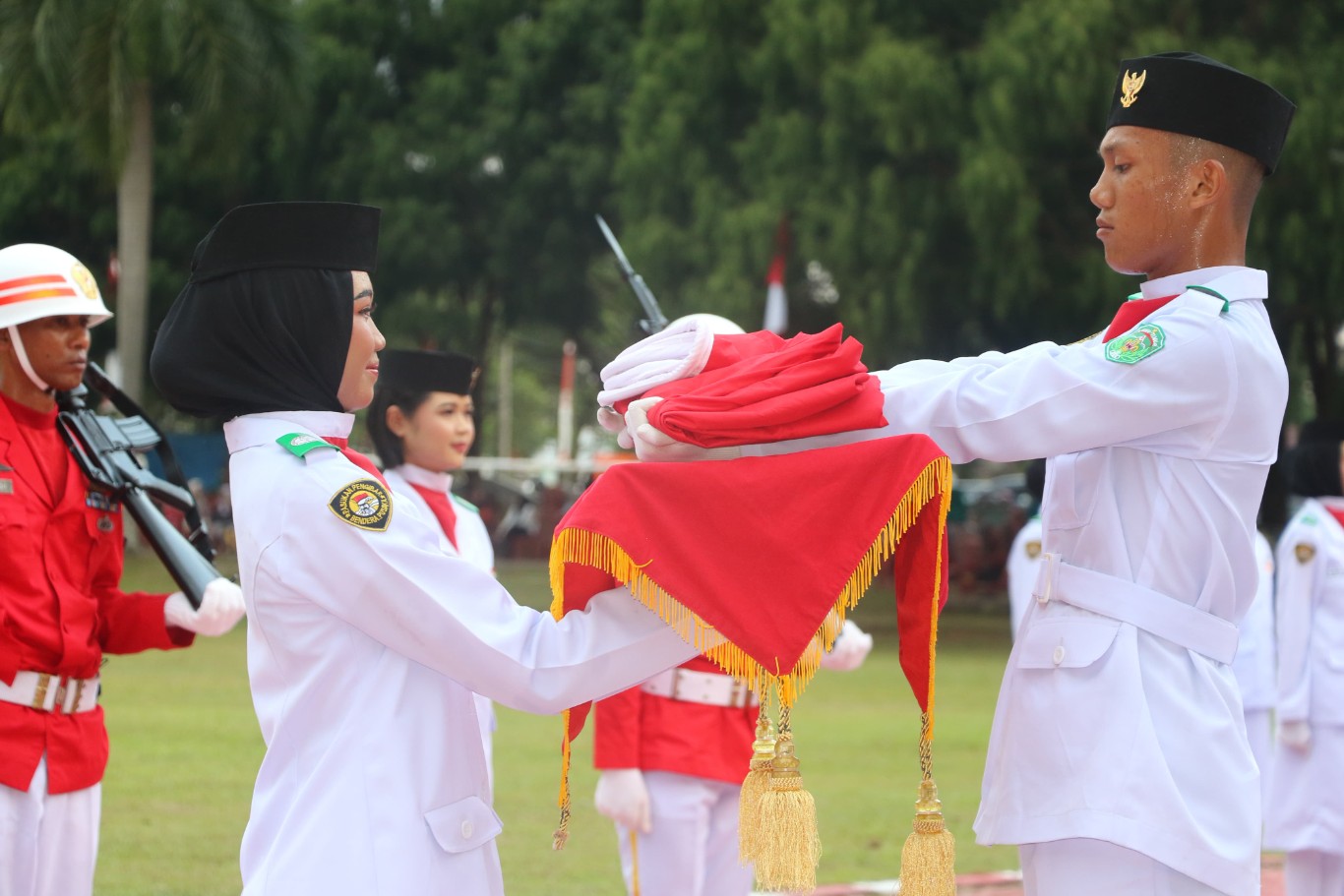 PEMBAWA BAKI -- Siswa Kelas 12 SMAN 2 Luwu Timur Qaila Aulia Ramadhani didapuk menjadi pembawa baki pada upacara penurunan bendera sang merah putih dalam rangka HUT RI ke-79 tingkat Kabupaten Luwu Timur, Sabtu (17/8).