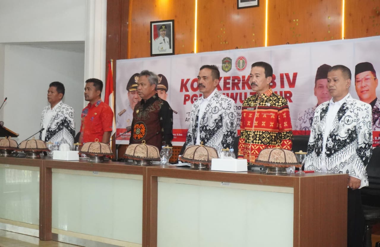 BUKA -- Bupati Luwu Timur, H Budiman foto bersama usai membuka secara resmi Konferensi Kerja Kabupaten (Konkerkab) ke-IV Persatuan Guru Republik Indonesia (PGRI) Kabupaten Luwu Timur yang berlangsung di Aula Rujab Bupati baru-baru ini. 