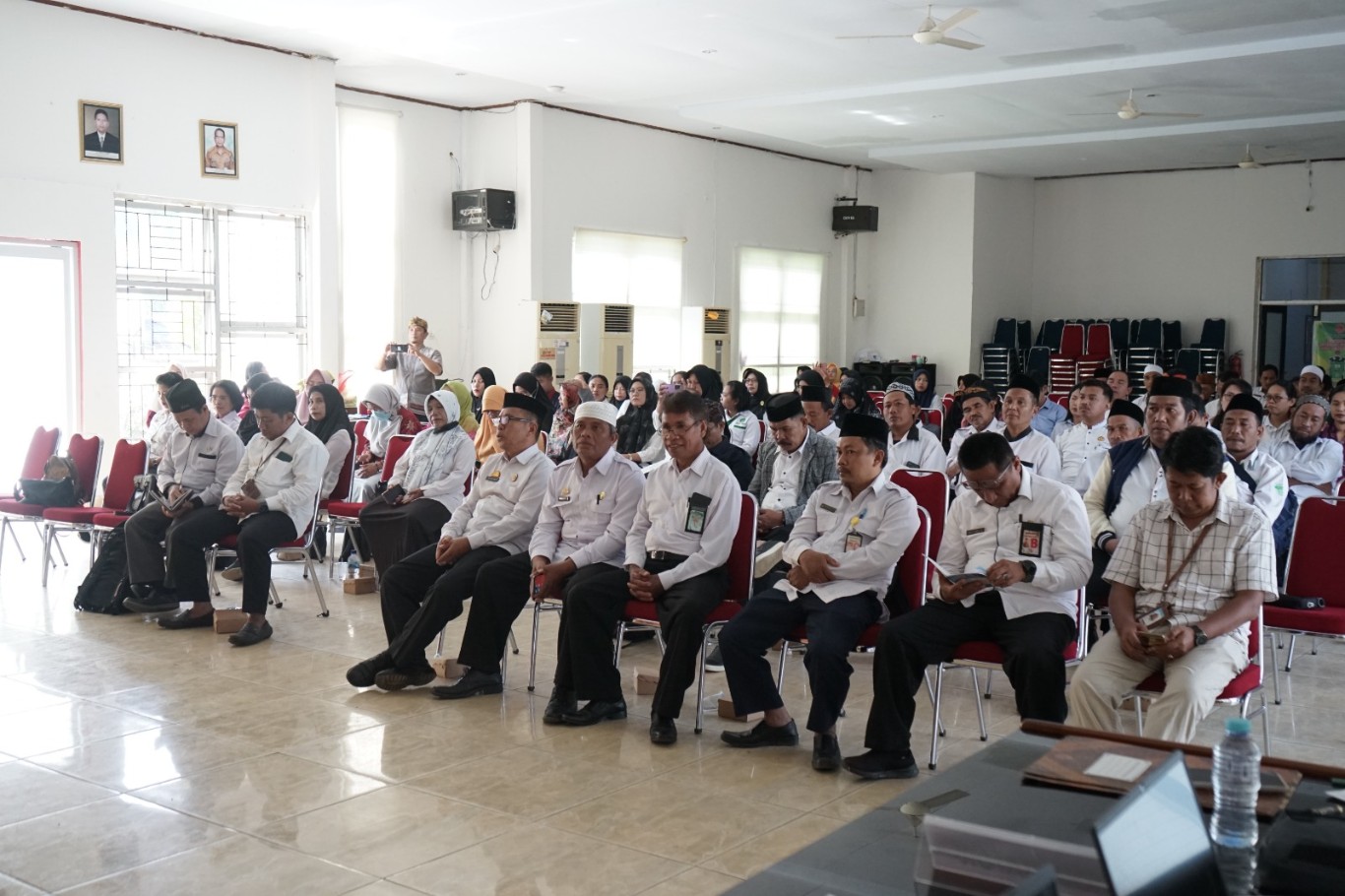 BUKA RAKOR -- Asisten Pemerintahan dan Kesejahteraan Rakyat Aini Endis Anrika membuka Rapat Koordinasi (Rakor) Stunting Forum Komunikasi Perubahan Perilaku Lintas Agama Tahun 2024 di Aula Dinas Pendidikan dan Kebudayaan, Senin (12/8).