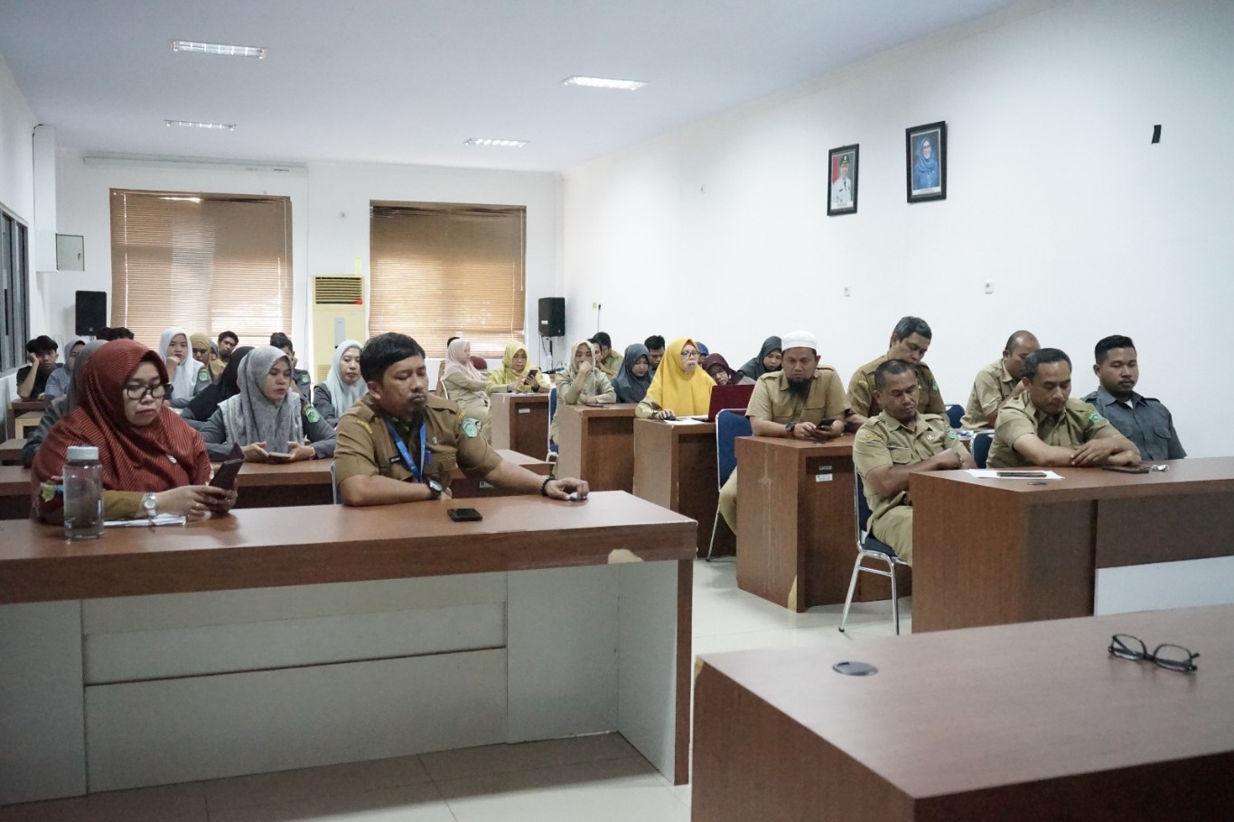 RAKOR -- Plt Kepala Dinas Komunikasi, Informatika, Statistik dan Persandian (Diskominfo-SP) Kabupaten Luwu Timur, Alamsyah Perkesi didampingi Sekretaris, Herpik memimpin Rapat Koordinasi Internal bersama Jajaran Diskominfo-SP di Aula Media Center, Selasa (13/8).