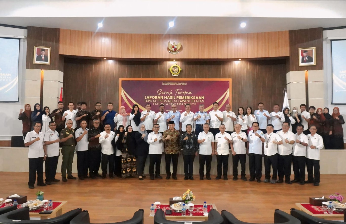 APRESIASI -- Bupati Luwu Timur H Budiman bersama sejumlah perwakilan Pemkab/Pemkot se Sulsel saat penyerahan opini WTP dari BPK atas LKPD Tahun Anggaran 2023, di Gedung BPK RI Perwakilan Sulsel baru-baru ini.